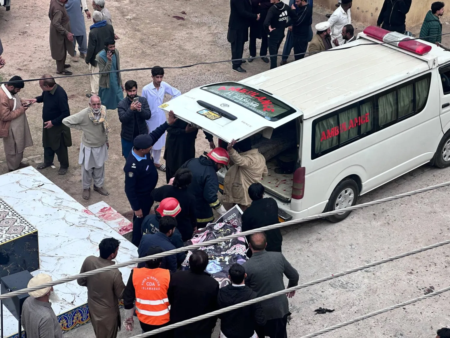 نقل الجرحى بسيارات إسعاف إلى المستشفيات القريبة (إ.ب.أ)