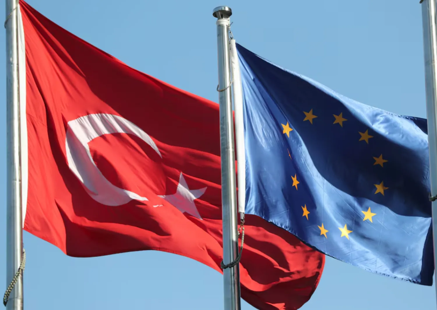 European Union (R) and Turkish flags fly at the business and financial district of Levent in Istanbul, Türkiye September 4, 2017. REUTERS/Osman Orsal 