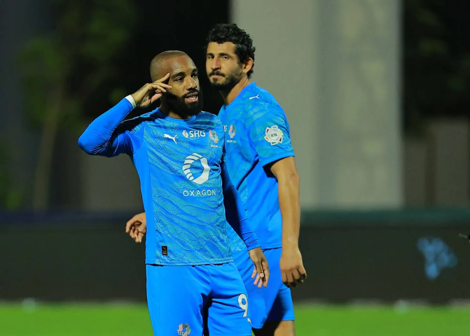 لاكازيت يحتفل بهدفه في شباك الرياض (تصوير: محمد المانع)