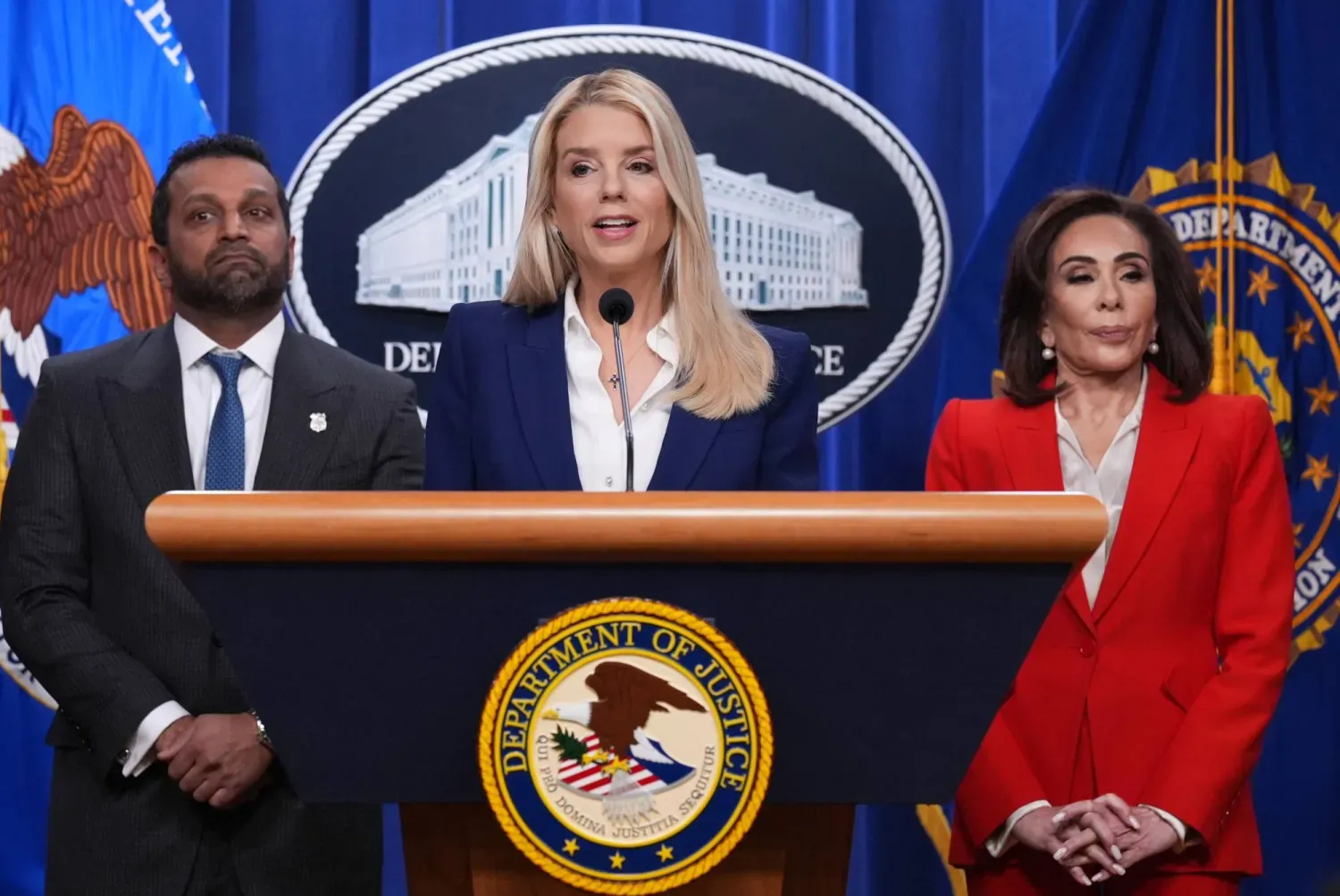 ABD Adalet Bakanı Pam Bondi, FBI Direktörü Kash Patel ve Columbia Bölgesi ABD Başsavcısı Jeanine Pirro ile birlikte (AP)