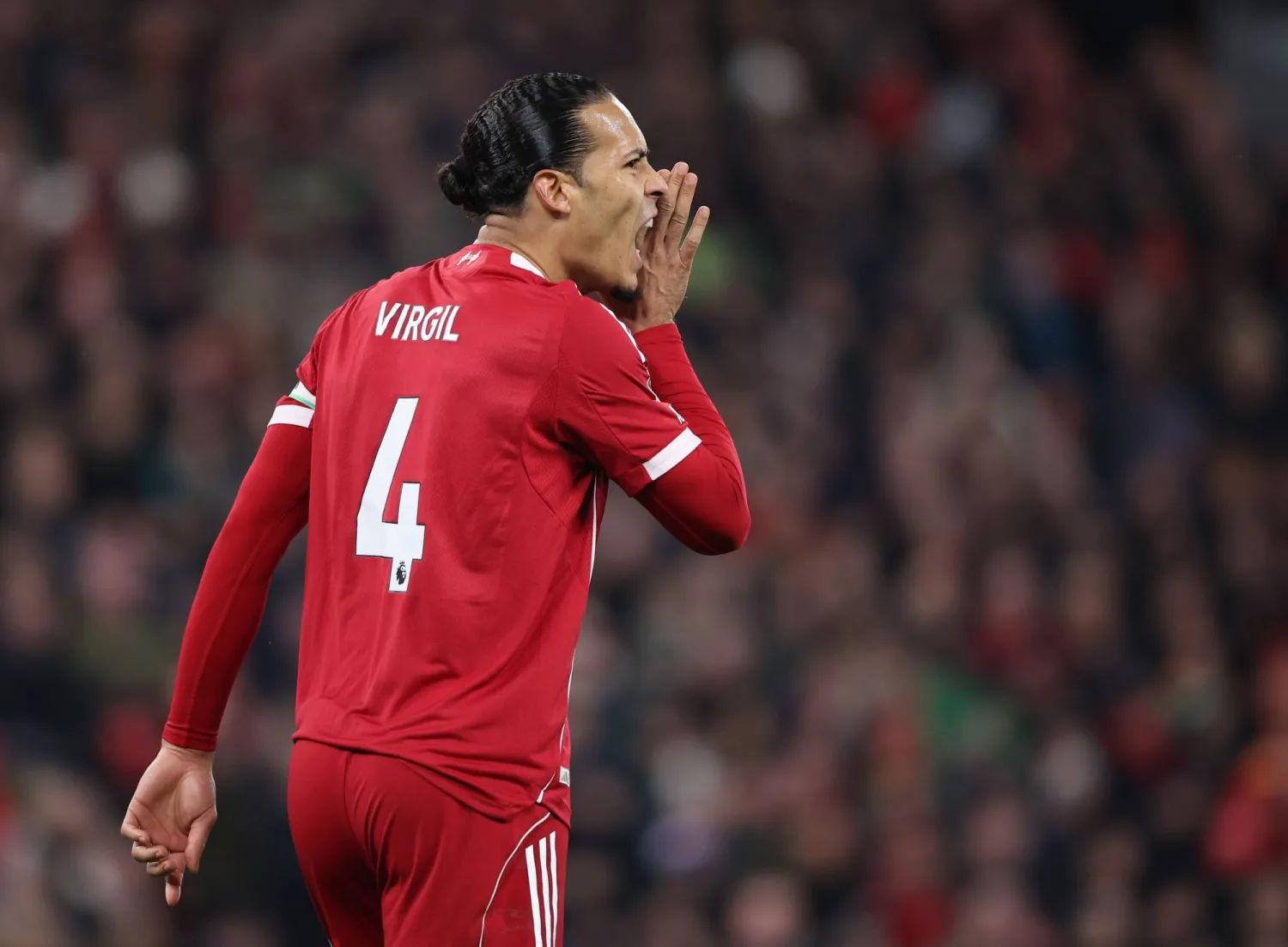 الهولندي فيرجيل فان دايك قائد فريق ليفربول (إ.ب.أ)