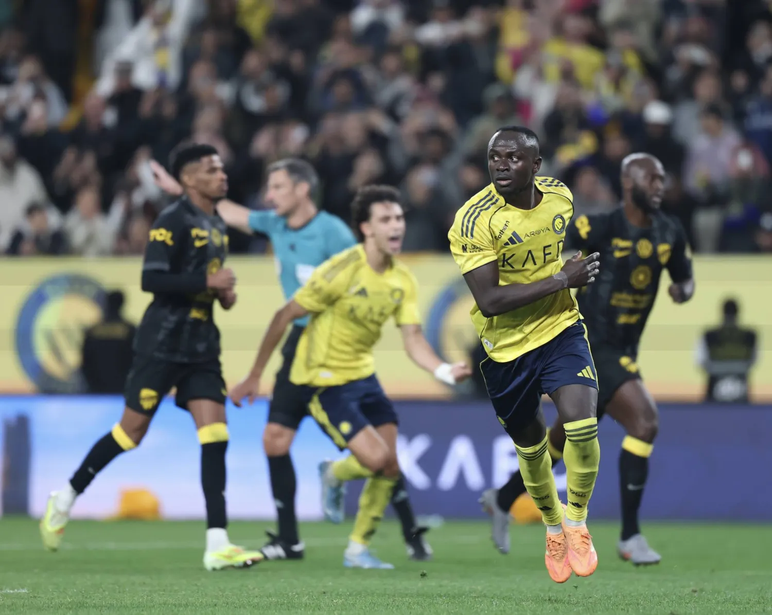 فرحة نصراوية بهدف ساديو ماني (تصوير: عبد العزيز النومان)