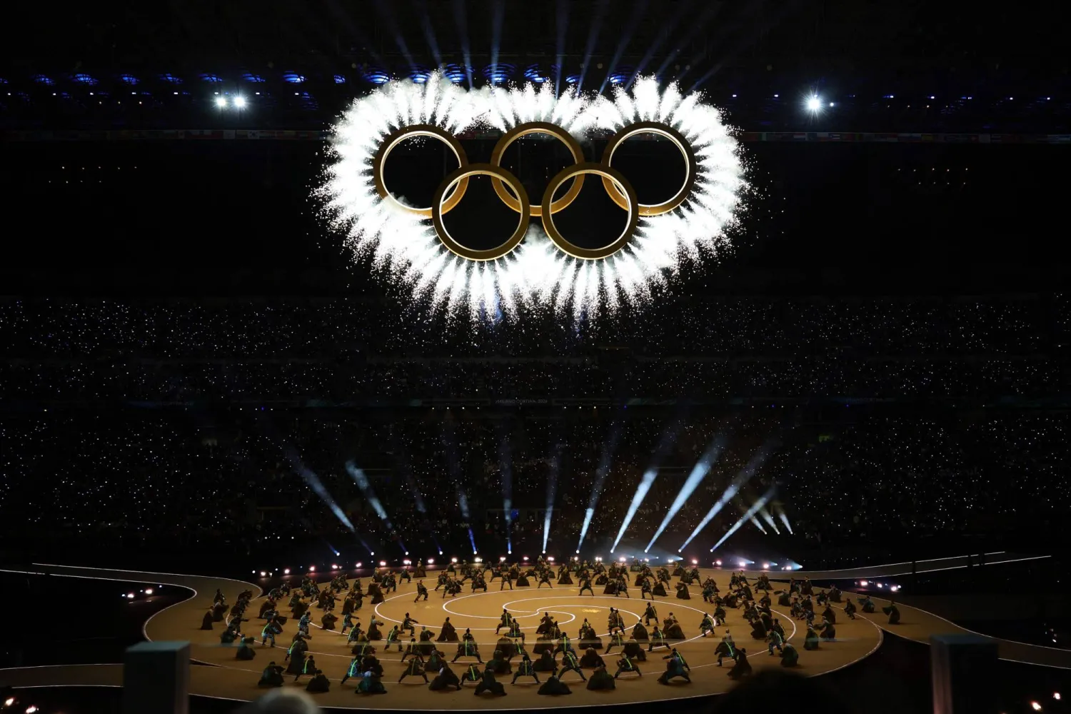 تشكّلت الحلقات لتجسّد الشعار الأولمبي خلال حفل افتتاح دورة الألعاب الأولمبية الشتوية ميلانو - كورتينا 2026 في ميلانو (أ.ف.ب)