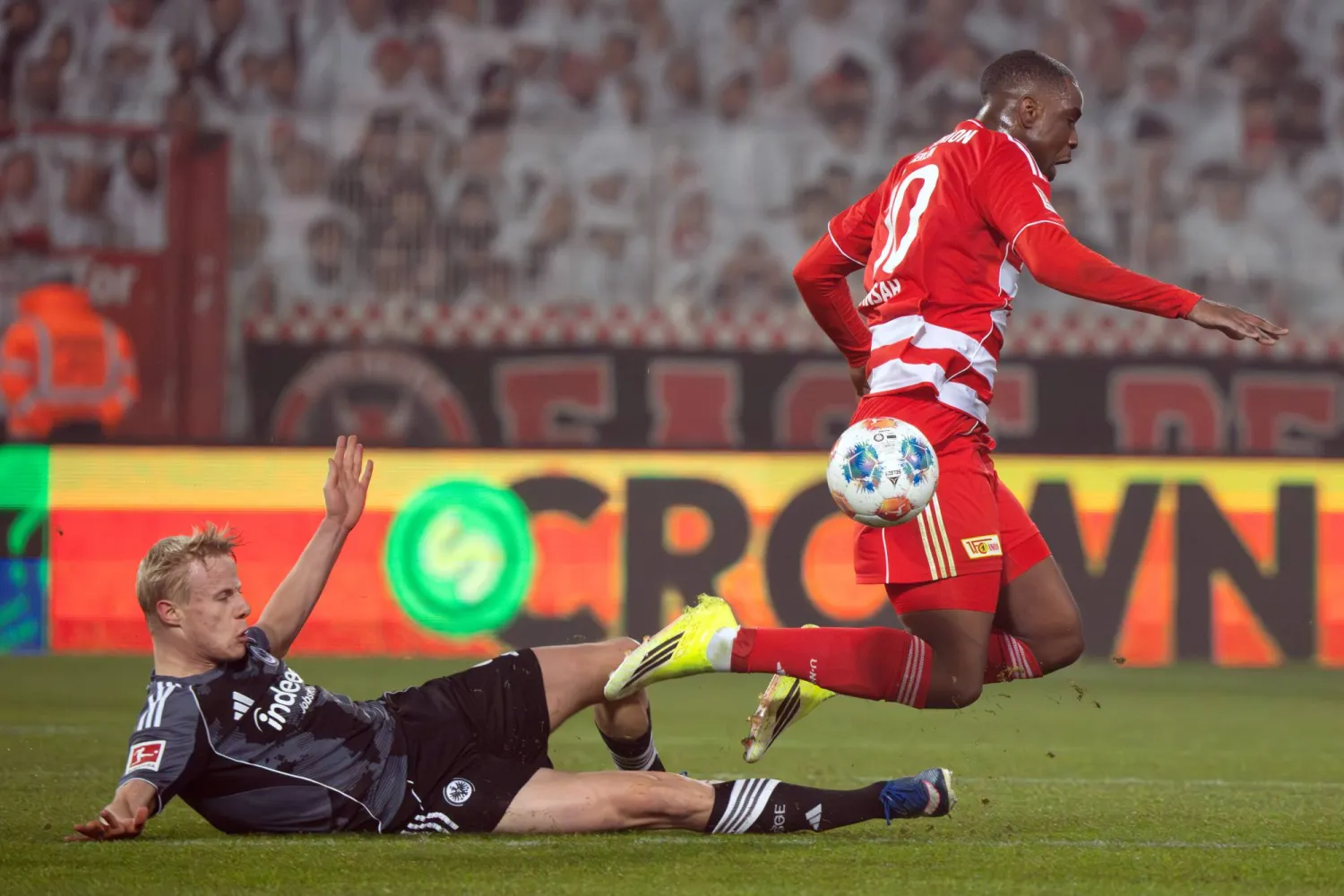 صراع على الكرة بين لاعب آينتراخت فرانكفورت أوسكار هويلوند ولاعب أونيون برلين إيلياس (د.ب.أ).