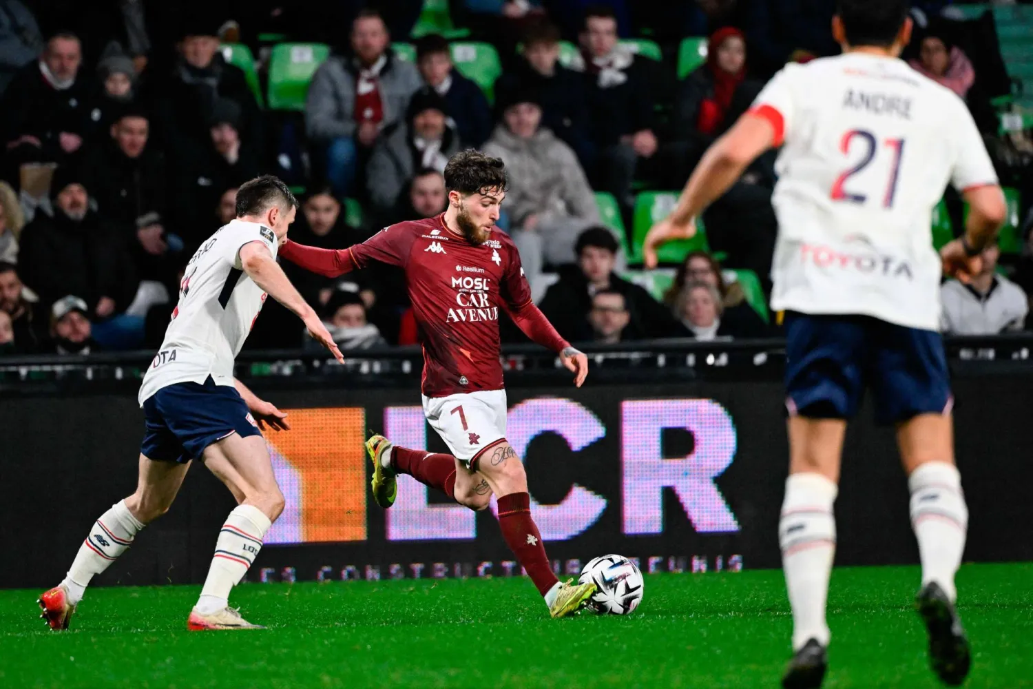 لاعب ليل المدافع الفرنسي رومان بيرو، ينافس لاعب ميتز، المهاجم الجورجي جيورجي تسيتايشفيلي (أ.ف.ب).