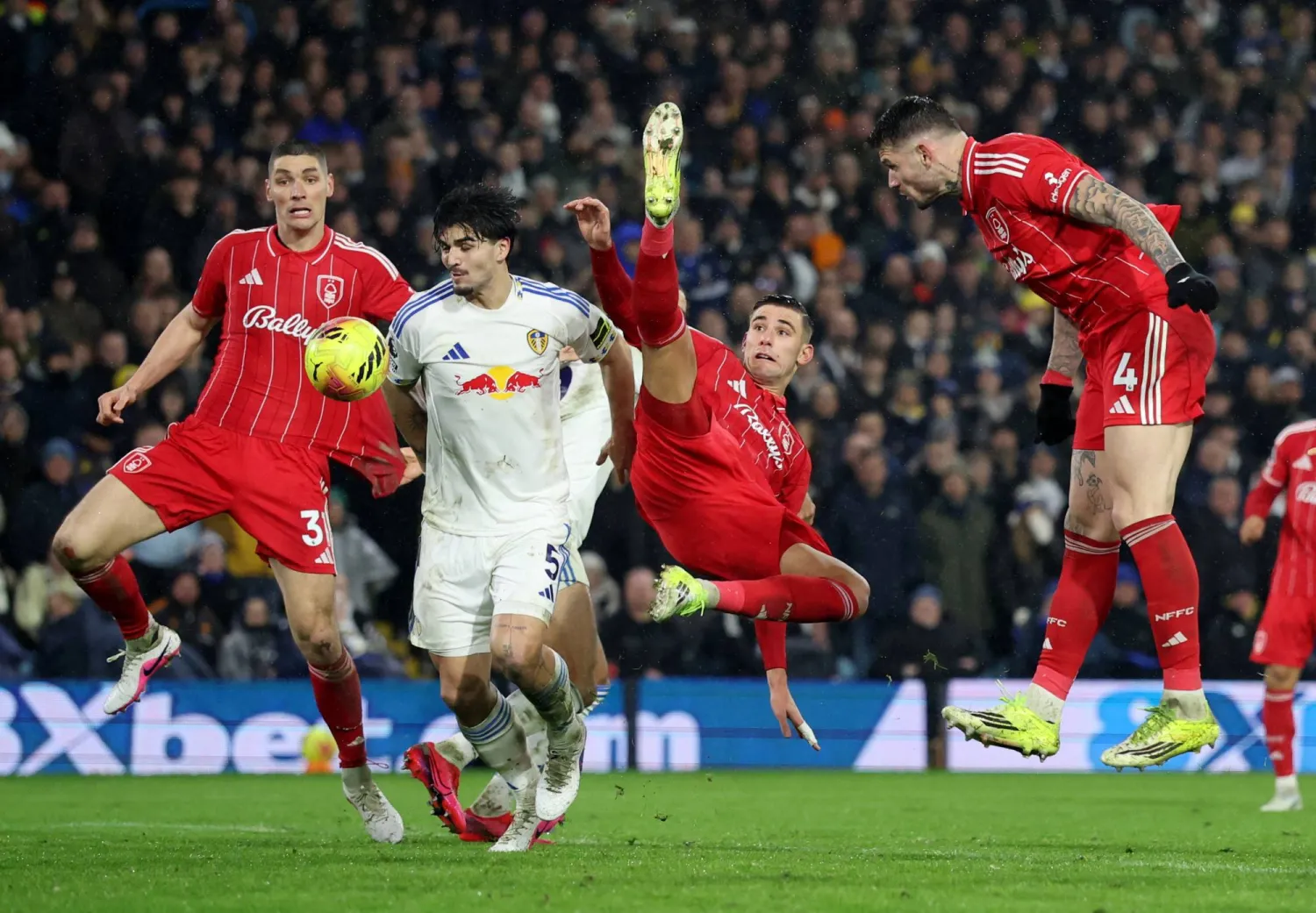 لاعب نوتنغهام فورست موراتو يوجّه ضربة رأس نحو المرمى خلال المباراة (رويترز).