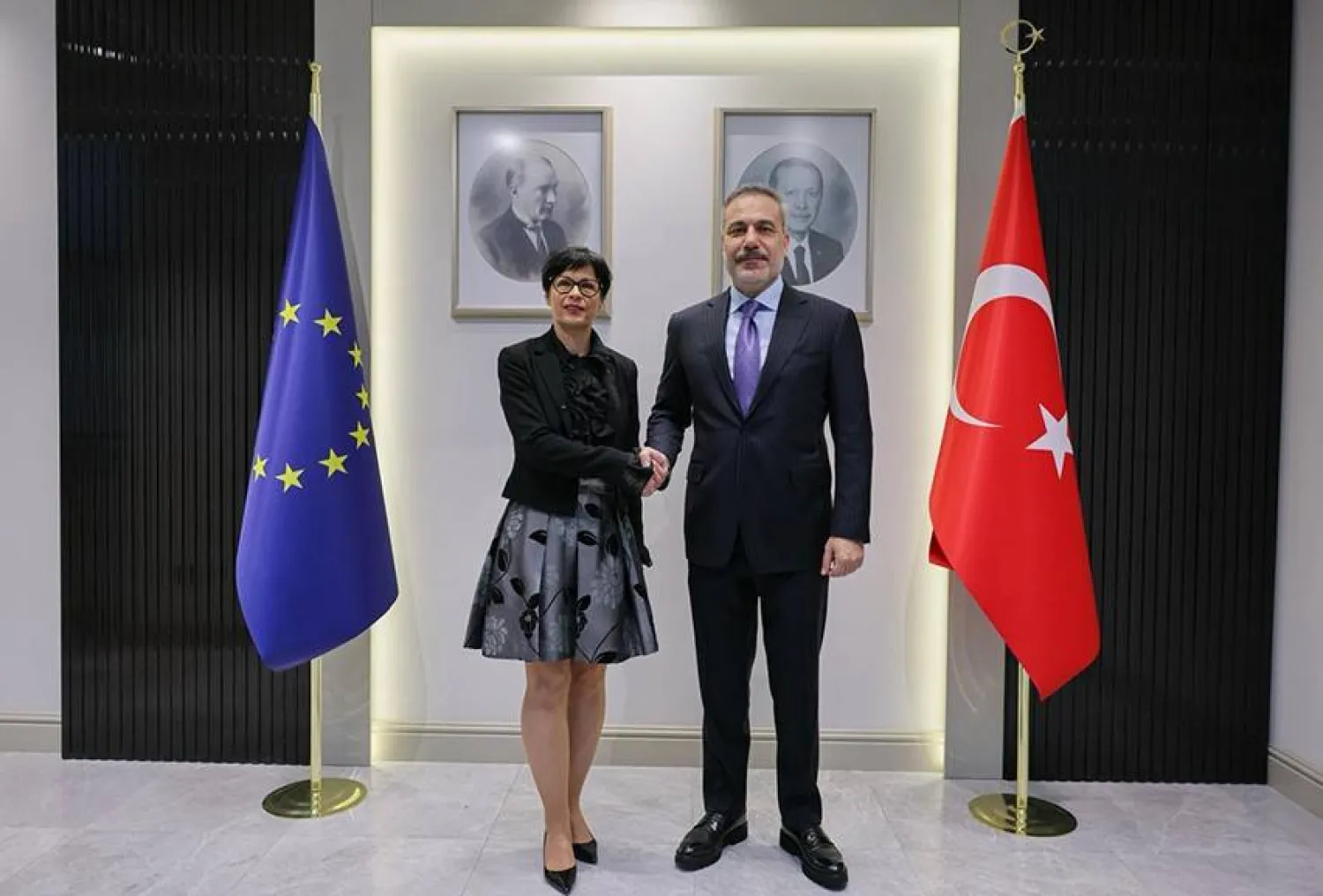 وزير الخارجية التركي هاكان فيدان خلال استقباله مفوضة شؤون التوسع بالاتحاد الأوروبي مارتا كوس في أنقرة الجمعة (الخارجية التركية)