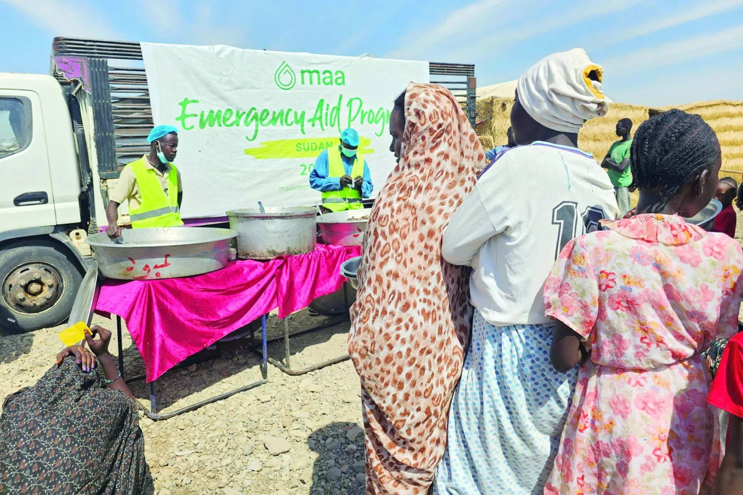 
نازحون سودانيون ينتظرون الحصول على الطعام في مخيم «أبو النجا» بولاية القضارف أمس (أ.ف.ب)