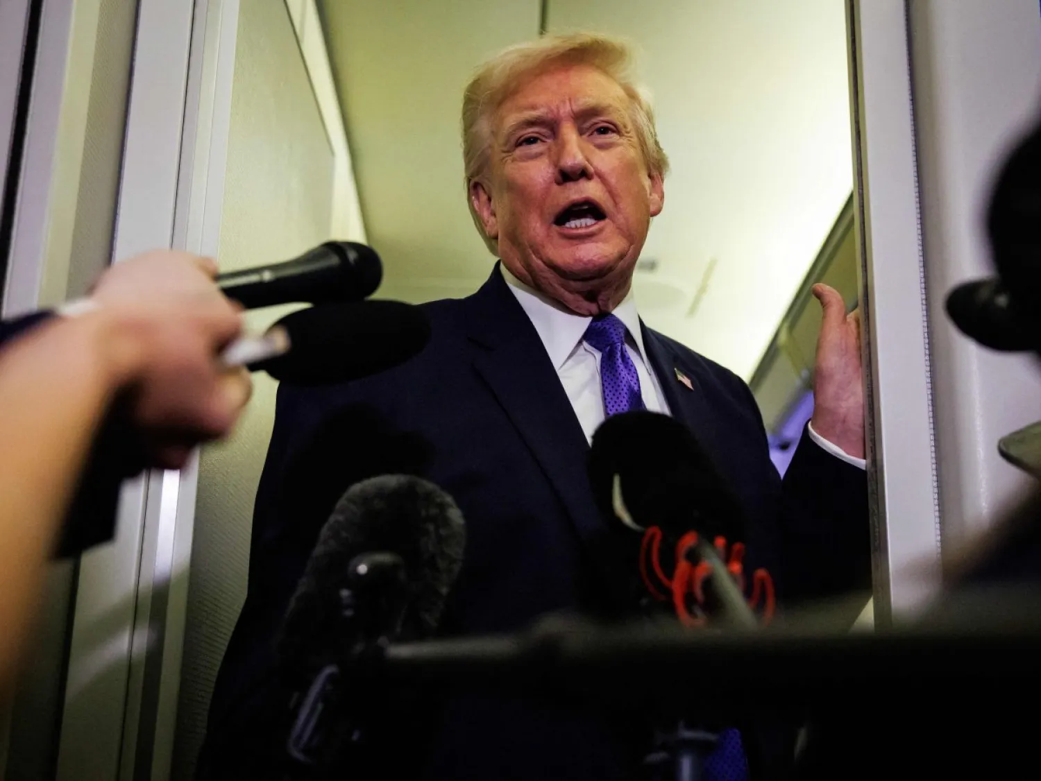 الرئيس الأميركي دونالد ترمب يتحدث إلى الصحافيين على متن الطائرة الرئاسية «إير فورس وان» في طريقه إلى بالم بيتش بولاية فلوريدا (أ.ف.ب) 