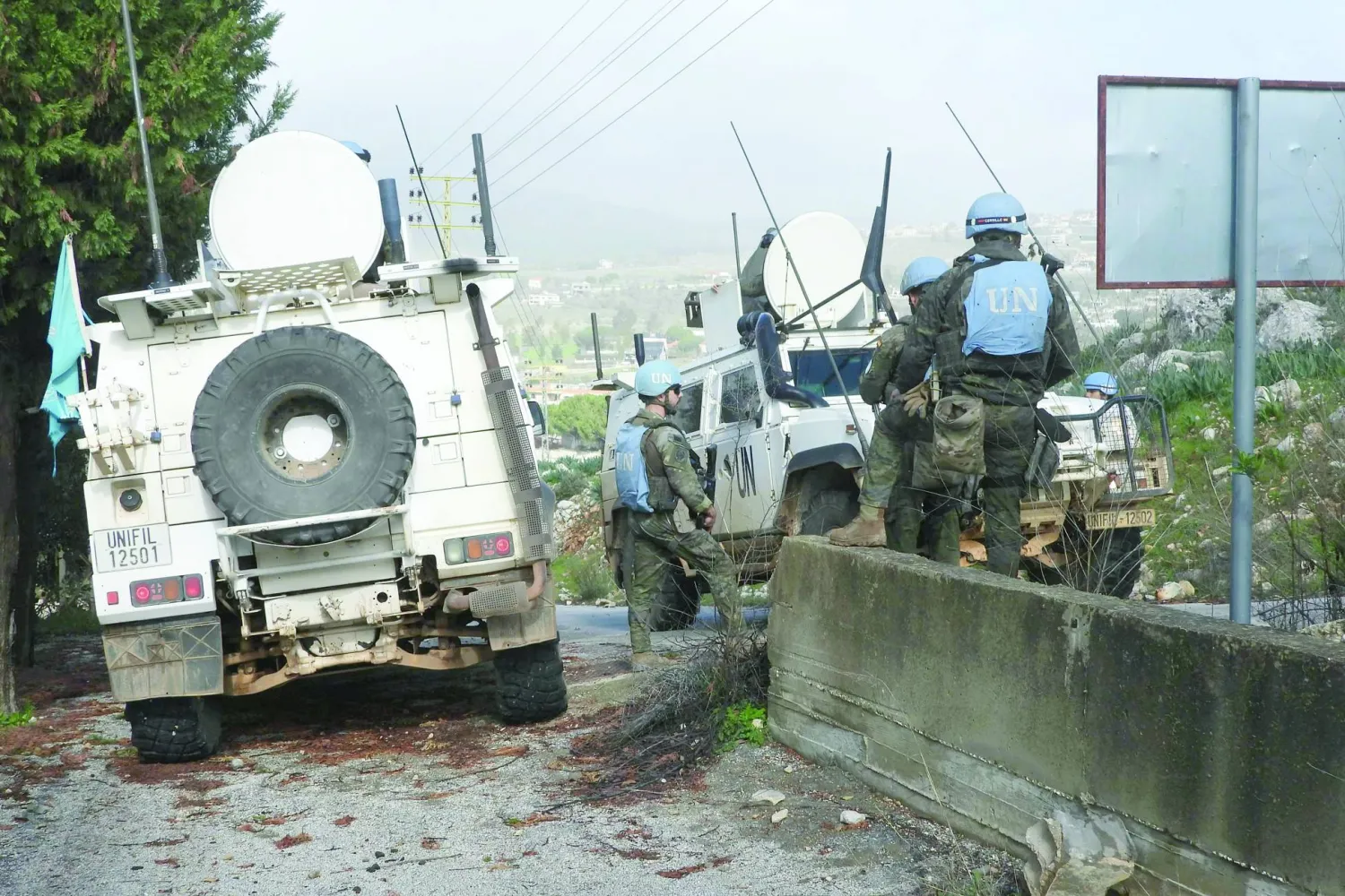 United Nations Spanish UNIFIL forces arrive to inspect chalets, after the Israeli army reportedly booby-trapped and blew them up at dawn, on the outskirts of the town of al-Khiam, southern Lebanon on January 31, 2026. (Photo by Rabih DAHER / AFP)