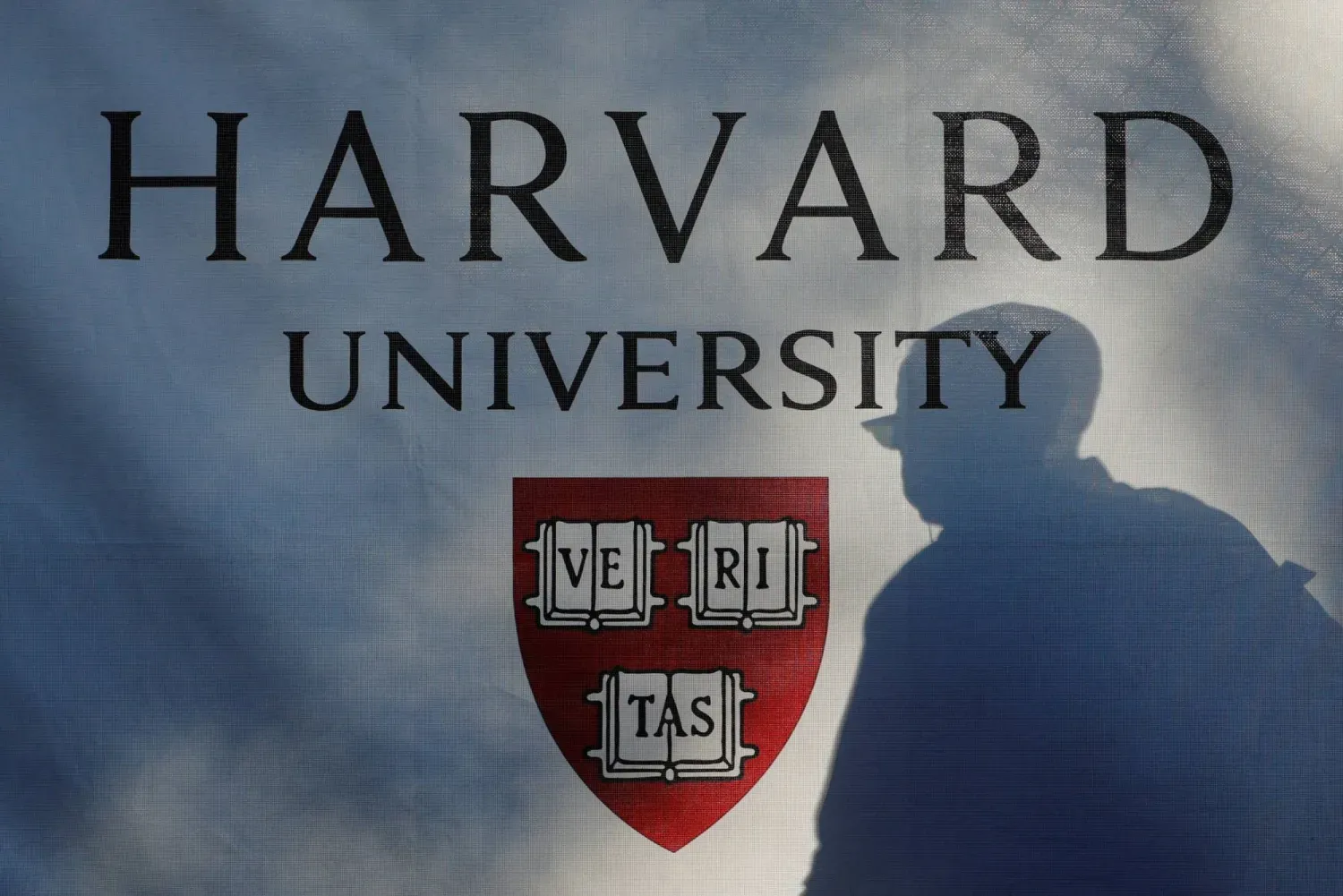 Harvard Üniversitesi tabelasında bir yayanın silüeti (Reuters)