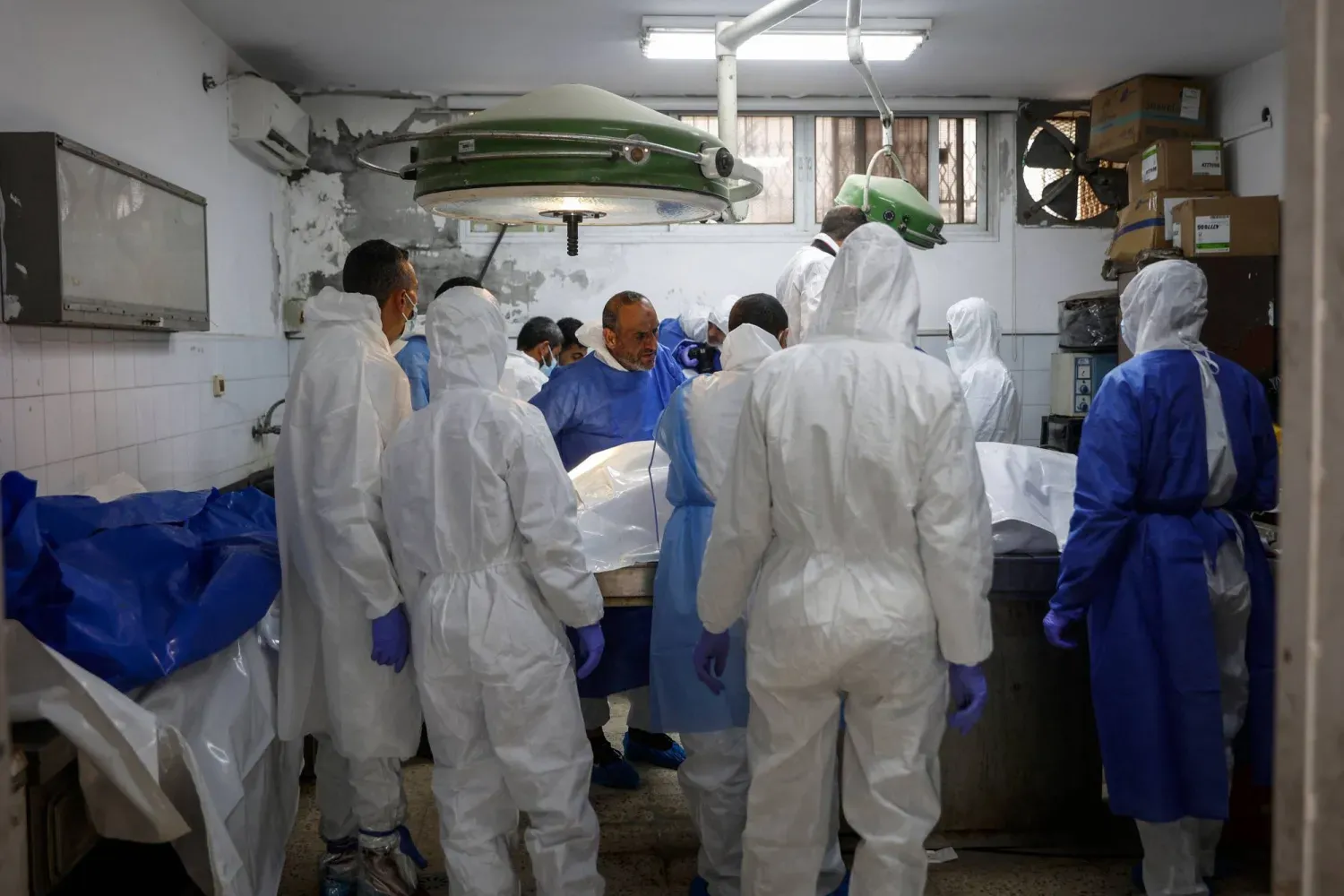 Adli tıp uzmanları ve doktorlar, eş-Şifa Hastanesi'nde, hayatını kaybeden Gazzelilerin cesetlerini inceliyor (AFP)