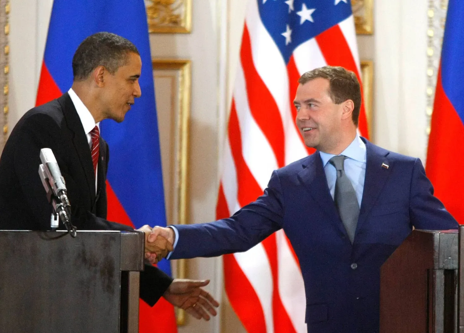 Dönemin ABD Başkanı Barack Obama ve Rus mevkidaşı Dmitriy Medvedev, 8 Nisan 2010 tarihinde Prag’da New START Anlaşması’nı imzaladıktan sonra el sıkışıyor. (AP)