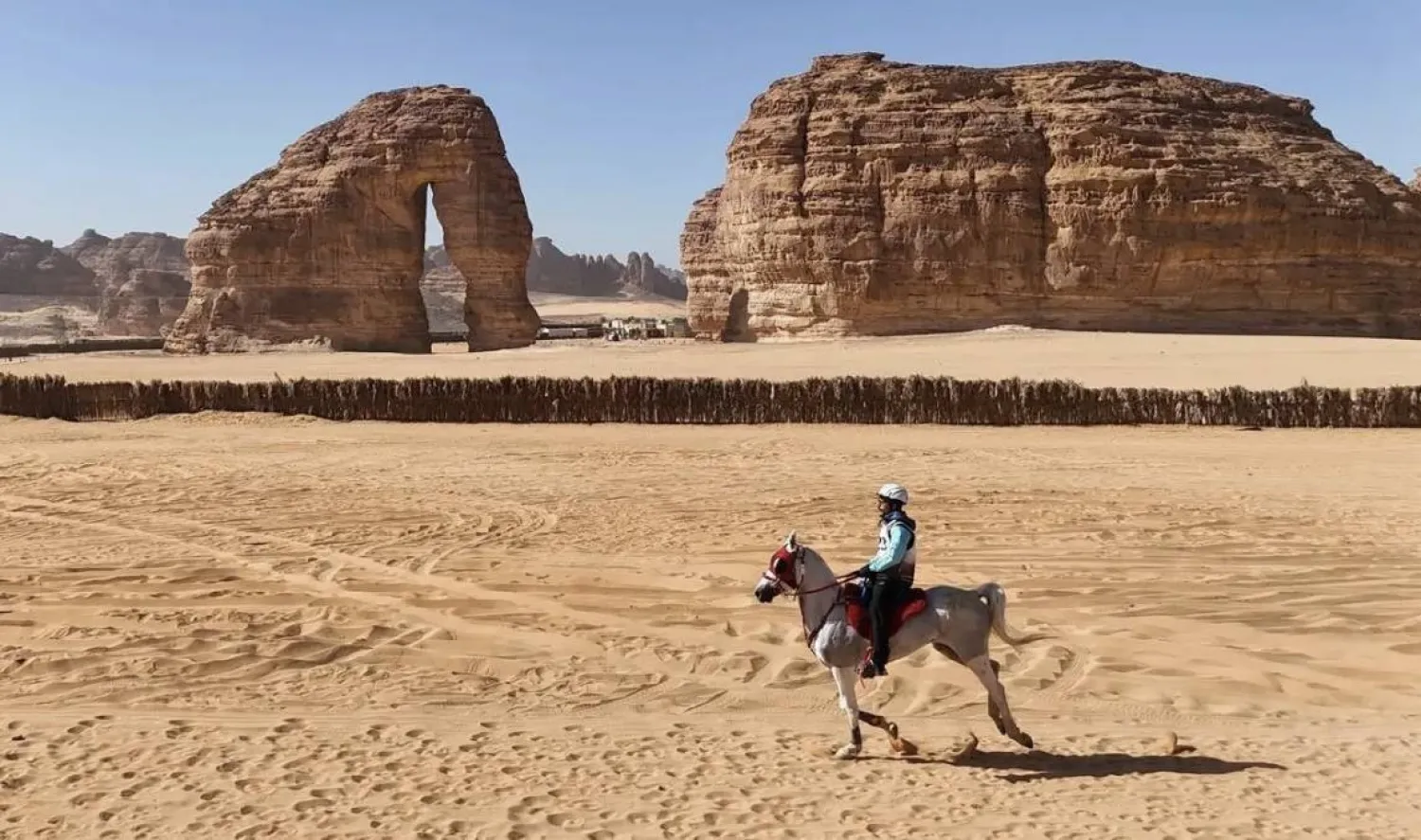 جبل الفيل يبدو في ظل فارس يعدو بخيله في السباق (واس)