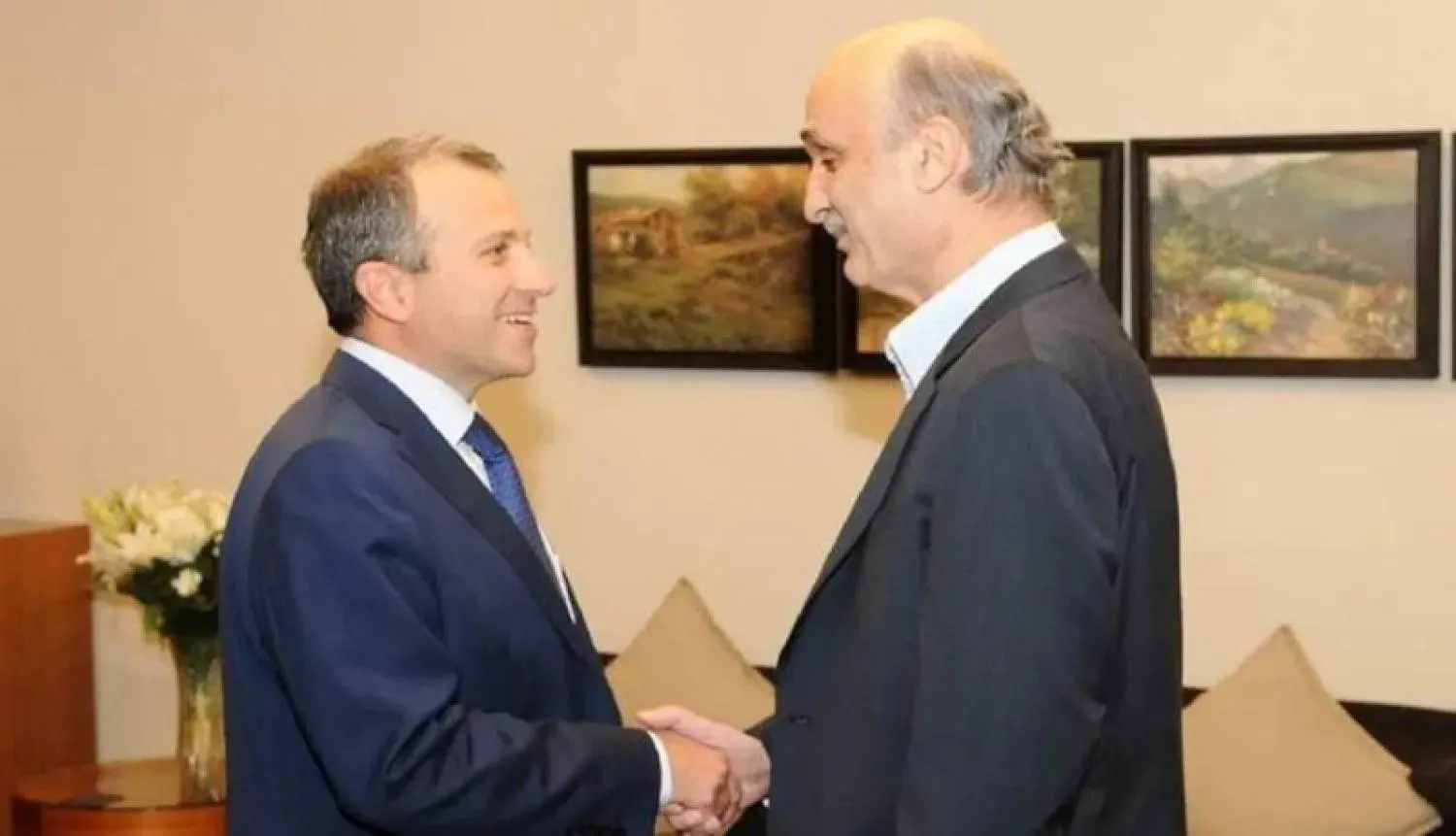 رئيس حزب «القوات اللبنانية» سمير جعجع ورئيس «التيار الوطني الحر» النائب جبران باسيل في لقاء سابق منذ سنوات (أرشيفية - وسائل إعلام لبنانية)