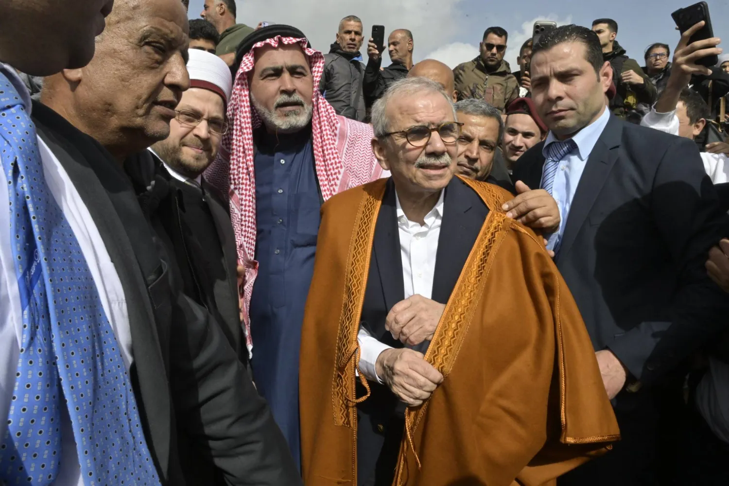 أهالي بلدة يارين يستقبلون رئيس الحكومة نواف سلام ويلبسونه العباء التقليدية (الشرق الأوسط)