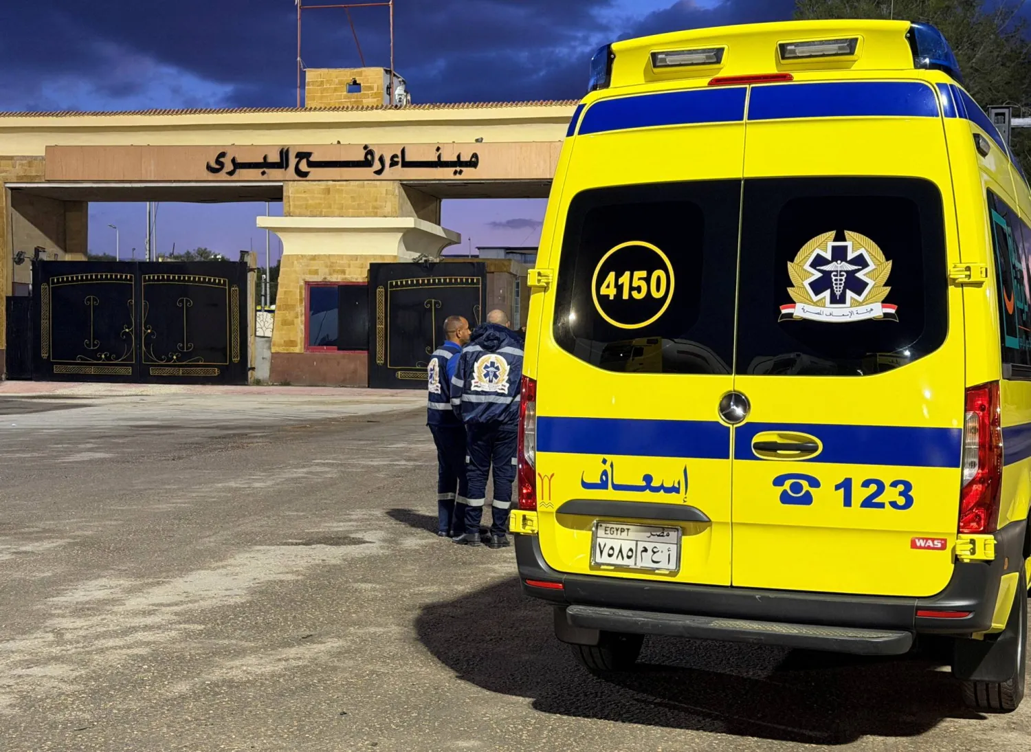سيارة إسعاف مصرية قرب معبر رفح في 4 فبراير 2026 (رويترز)