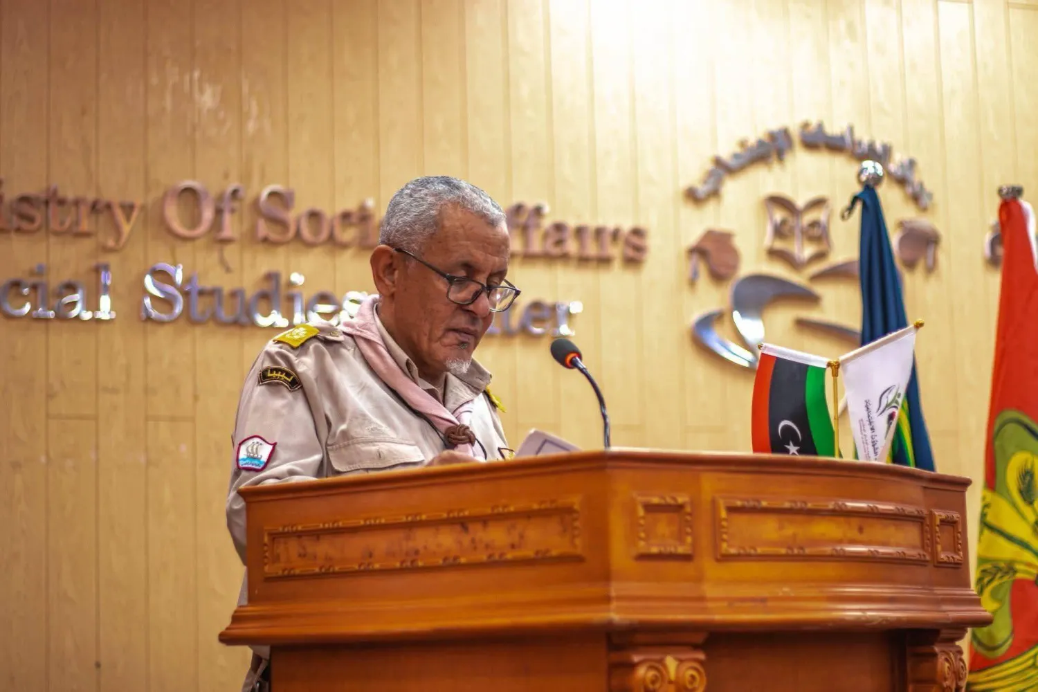 الزبير البكوش مرتدياً ملابس الكشافة (صورة متداولة على صفحات ليبية)