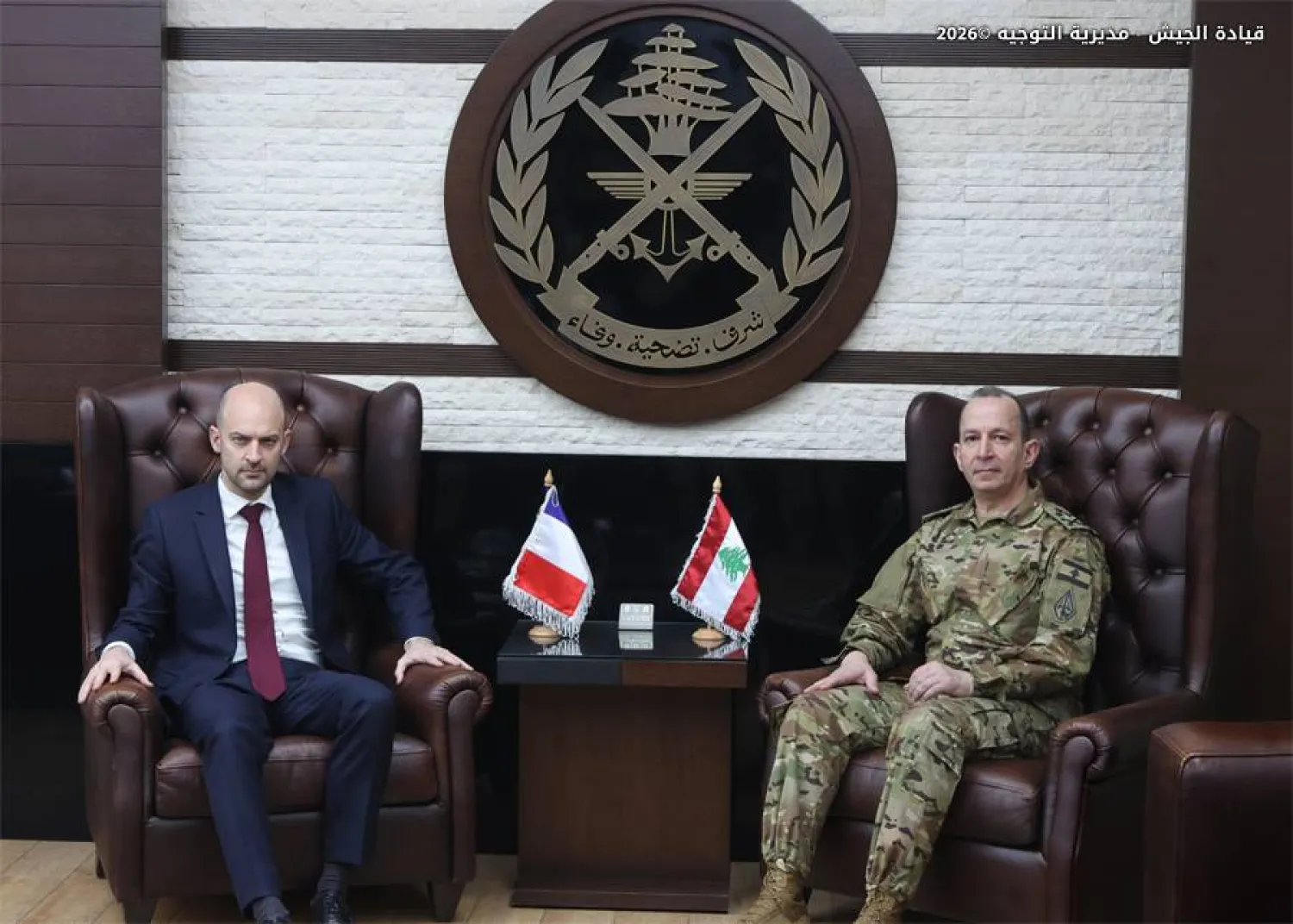 قائد الجيش العماد رودولف هيكل مستقبلاً وزير الخارجية الفرنسي جان نويل بارو (قيادة الجيش)