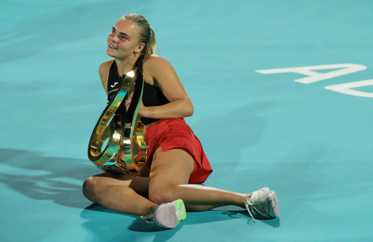 التشيكية سارة بيليك تحتفل بلقب أبوظبي (رويترز)