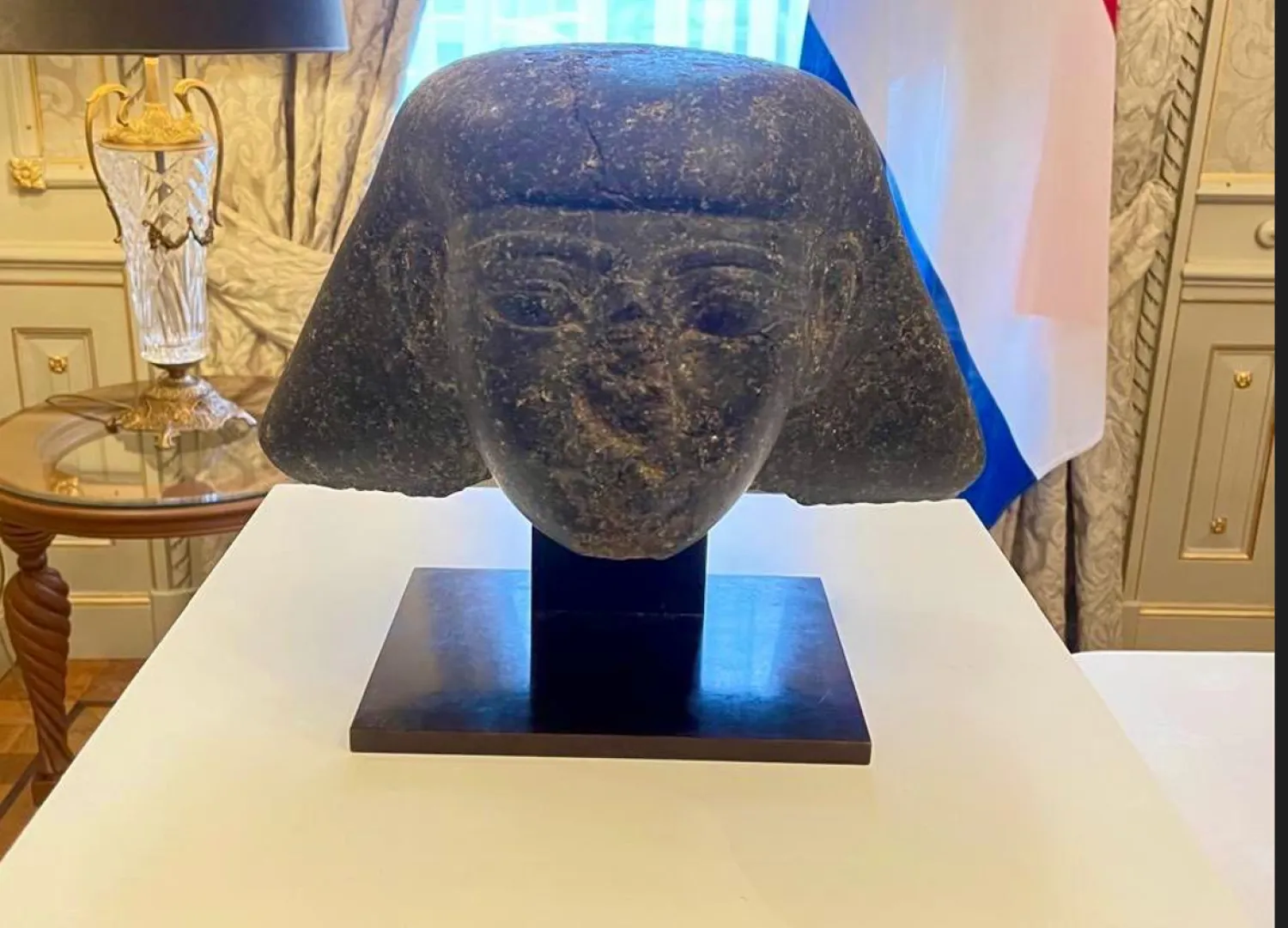 رأس التمثال المسترد من هولندا (وزارة السياحة والآثار)
