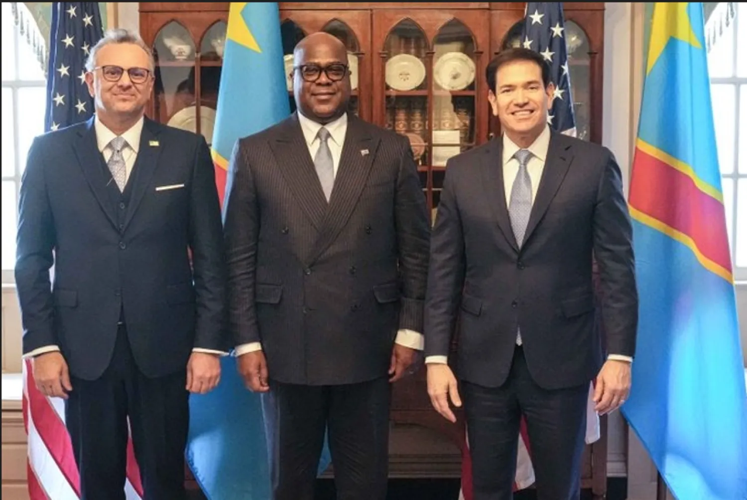 رئيس الكونغو الديمقراطية يتوسط وزير الخارجية الأميركي وكبير مستشاري ترمب (حساب وزارة الخارجية الأميركية على إكس)