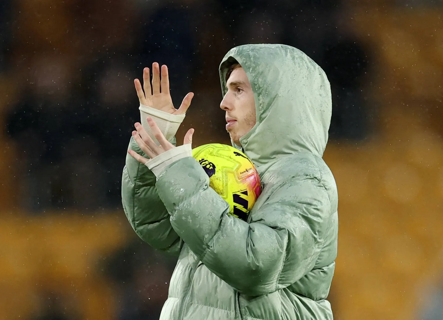 كول بالمر يحتفظ بكرة المباراة بعد تسجيله «هاتريك» في وولفرهامبتون (رويترز)