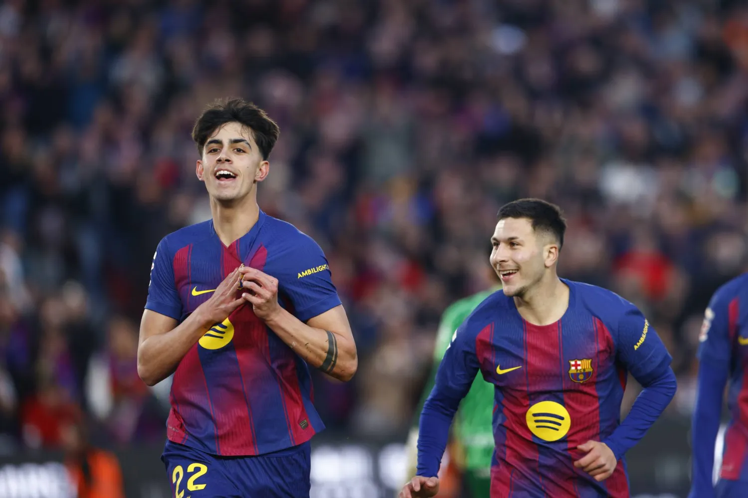 البديل مارك بيرنال (يسار) يحتفل بالهدف الثالث للبارسا (إ.ب.أ)