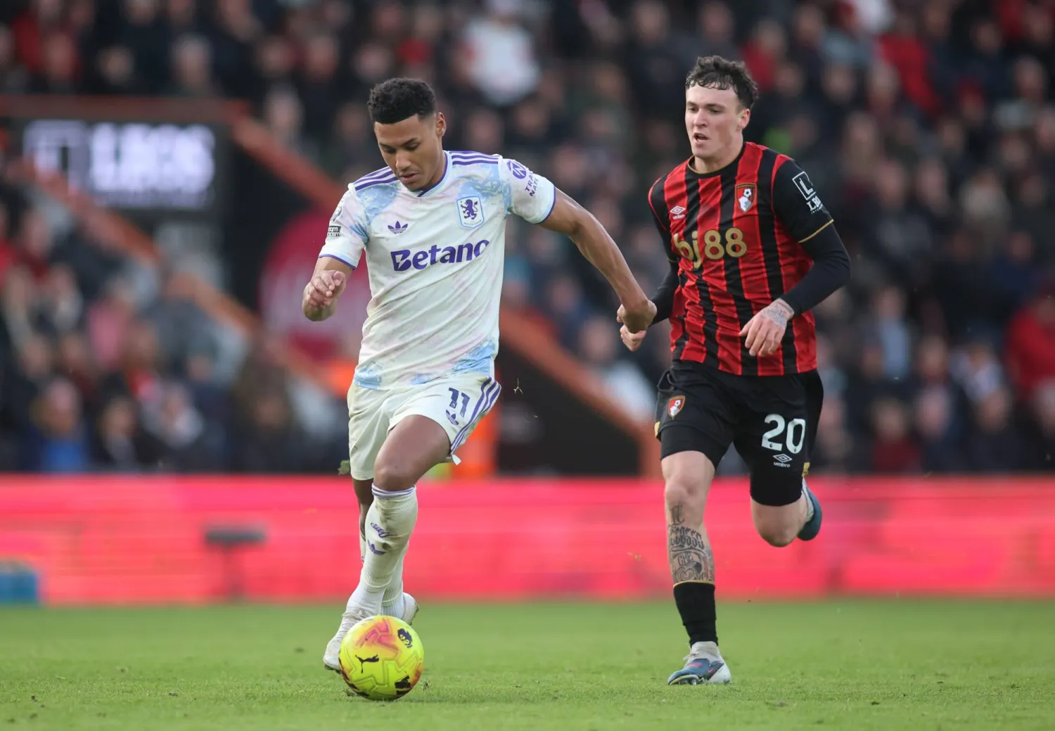 التعادل حكم مواجهة بورنموث وأستون فيلا (د.ب.أ)