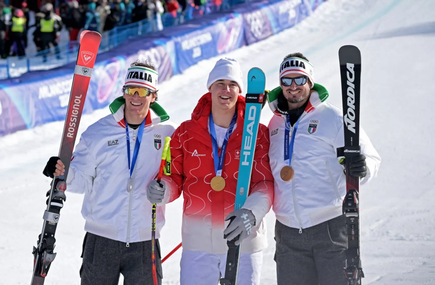 المتوج بالميدالية الذهبية السويسري فرانيو فون ألمان يحتفل على منصة التتويج (رويترز)