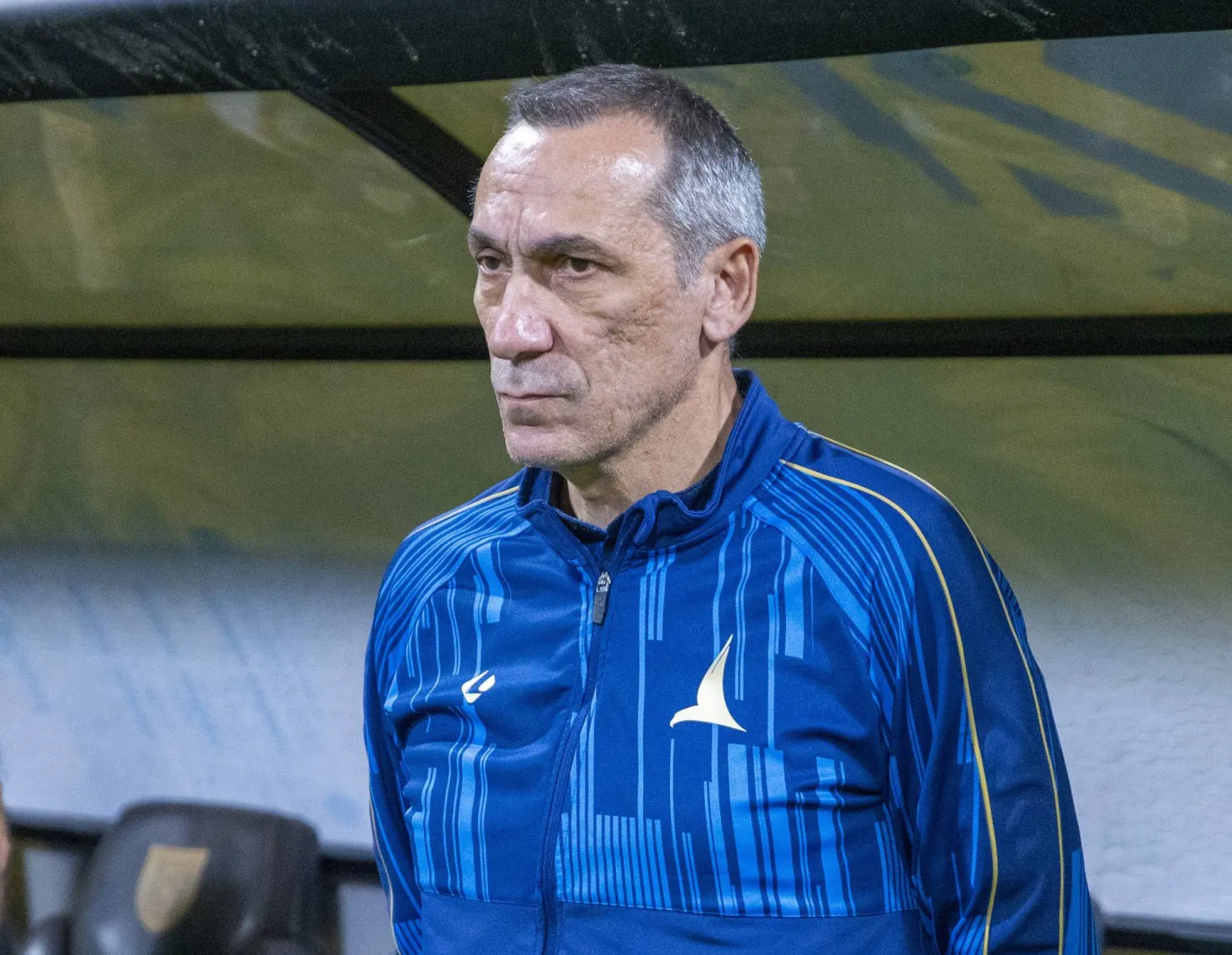 اليوناني دونيس مدرب فريق الخليج (تصوير: سعد الدوسري) 