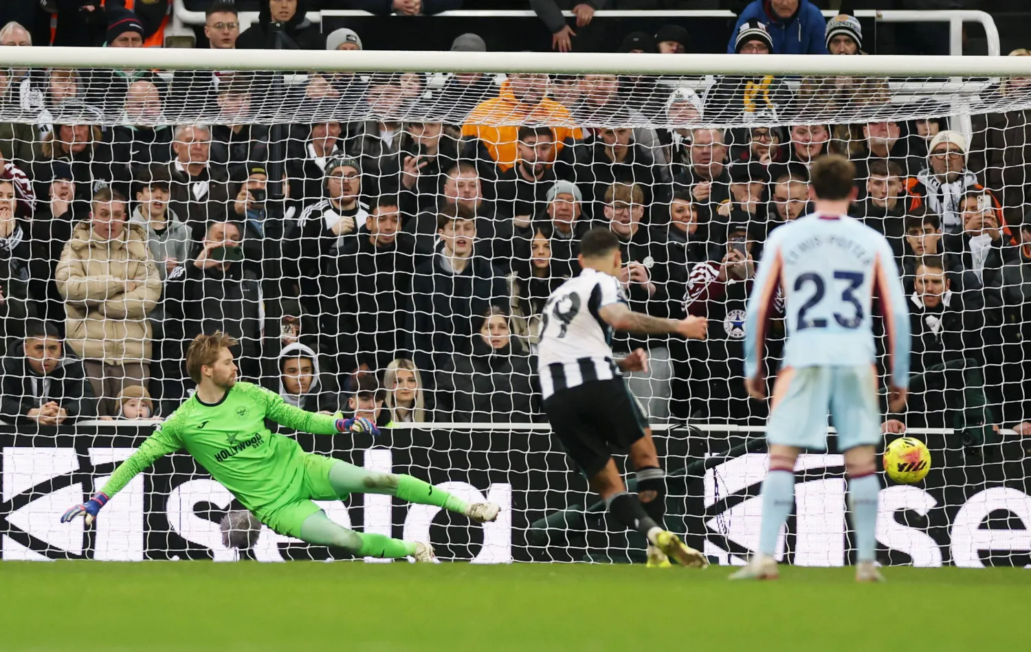 برونو جيمارايش لاعب نيوكاسل يونايتد يسجل الهدف الثاني لفريقه من ركلة جزاء (رويترز)