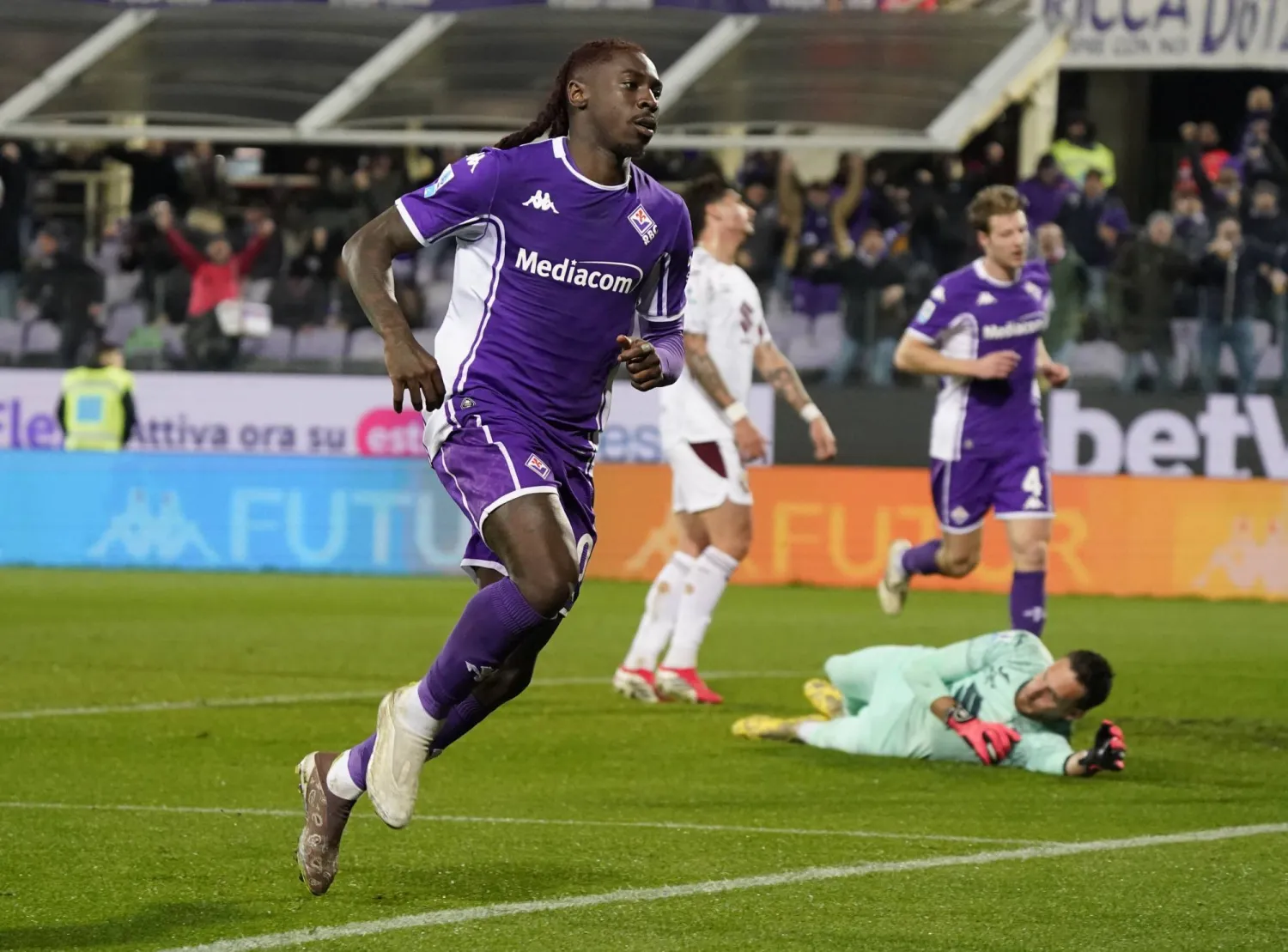 مويس كين، لاعب فيورنتينا، يحتفل بعد تسجيله هدفًا خلال مباراة فيورنتينا أمام تورينو (أ.ب).