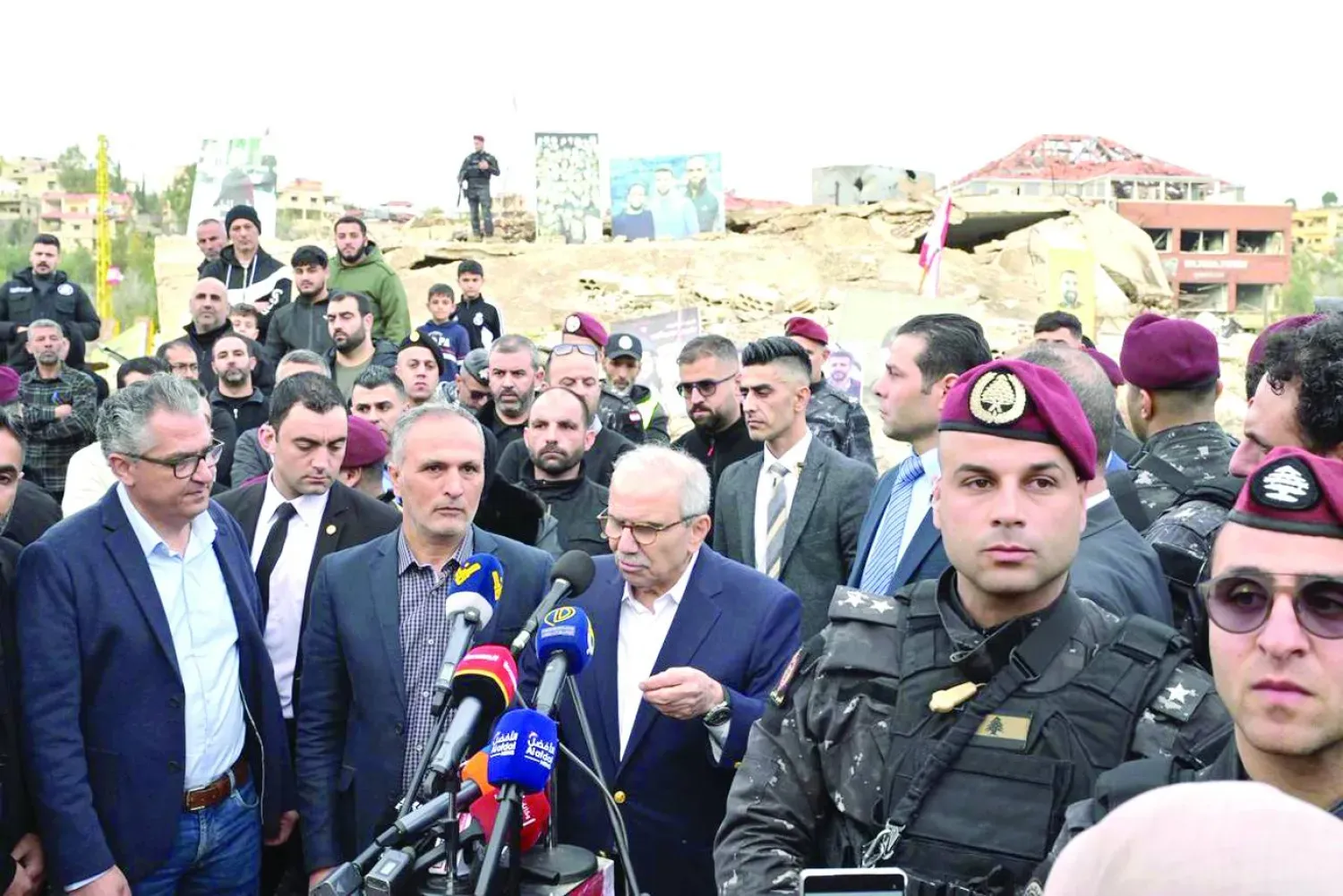 Lübnan Başbakanı Nevaf Selam, ülkenin güneyine gerçekleştirdiği tarihi ziyareti sırasında Ayta eş-Şaab beldesinde konuşma yaparken (Şarku’l Avsat)