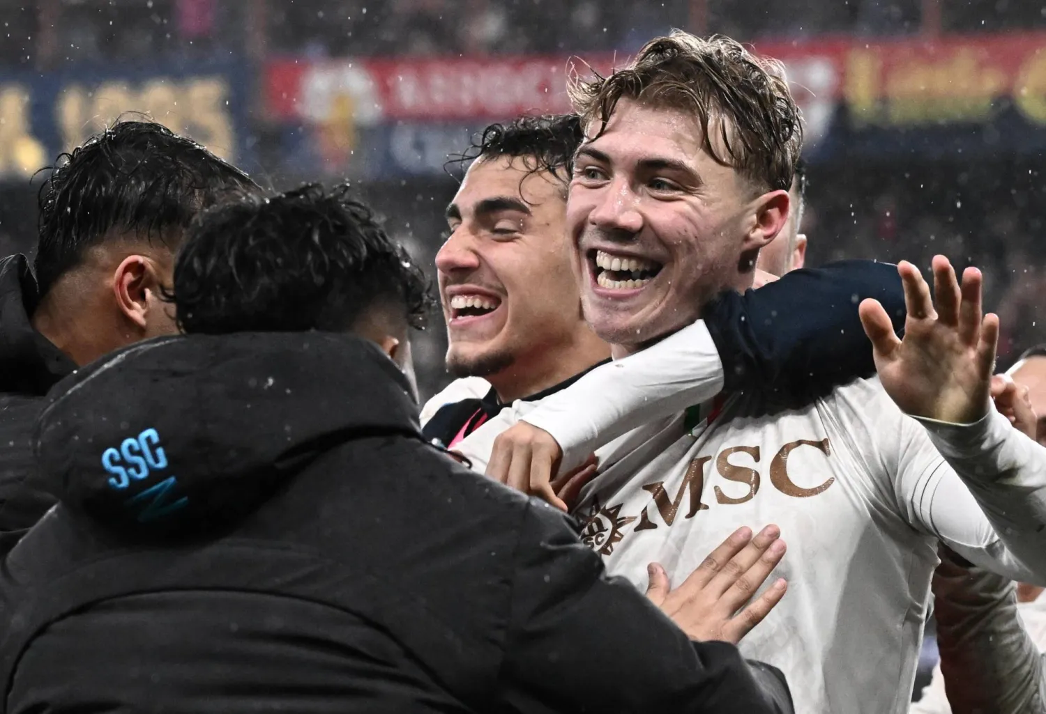 Napoli's Rasmus Winther Hojlund celebrates with his teammates after scoring a goal  during the Italian Serie A soccer match between Genoa Cfc and Ssc Napoli at the Luigi Ferraris stadium in Genoa, Italy, 07 February 2026.  EPA/LUCA ZENNARO