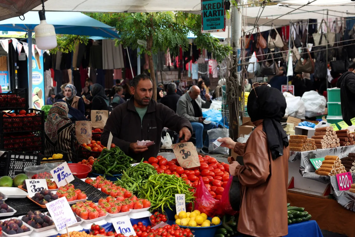 FILE PHOTO: People shop at a green market in Istanbul, Türkiye, October 22, 2025. REUTERS/Dilara Senkaya/File Photo