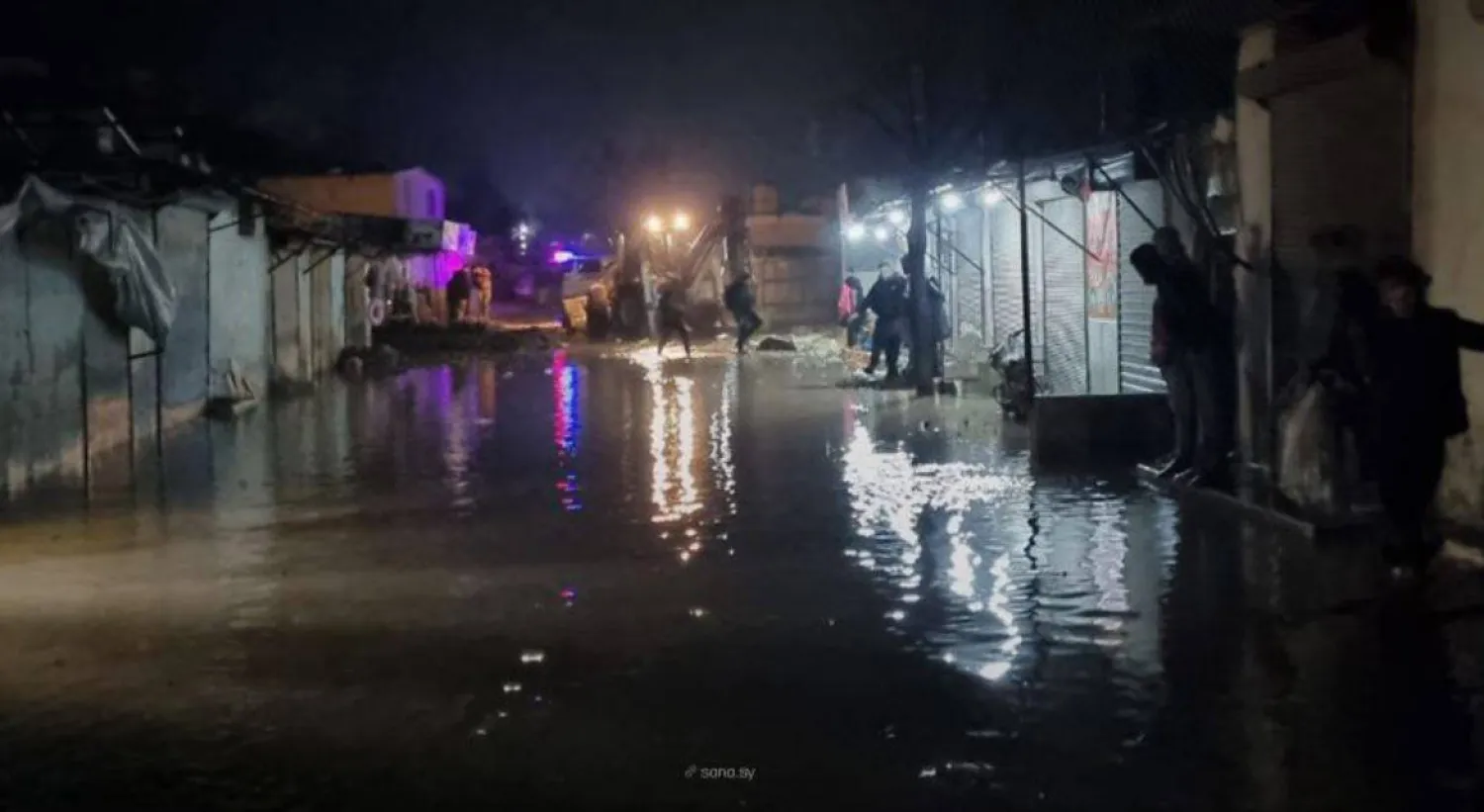 سكان محاصرون بالمياه في أحد الشوارع الغارقة في اللاذقية (سانا)