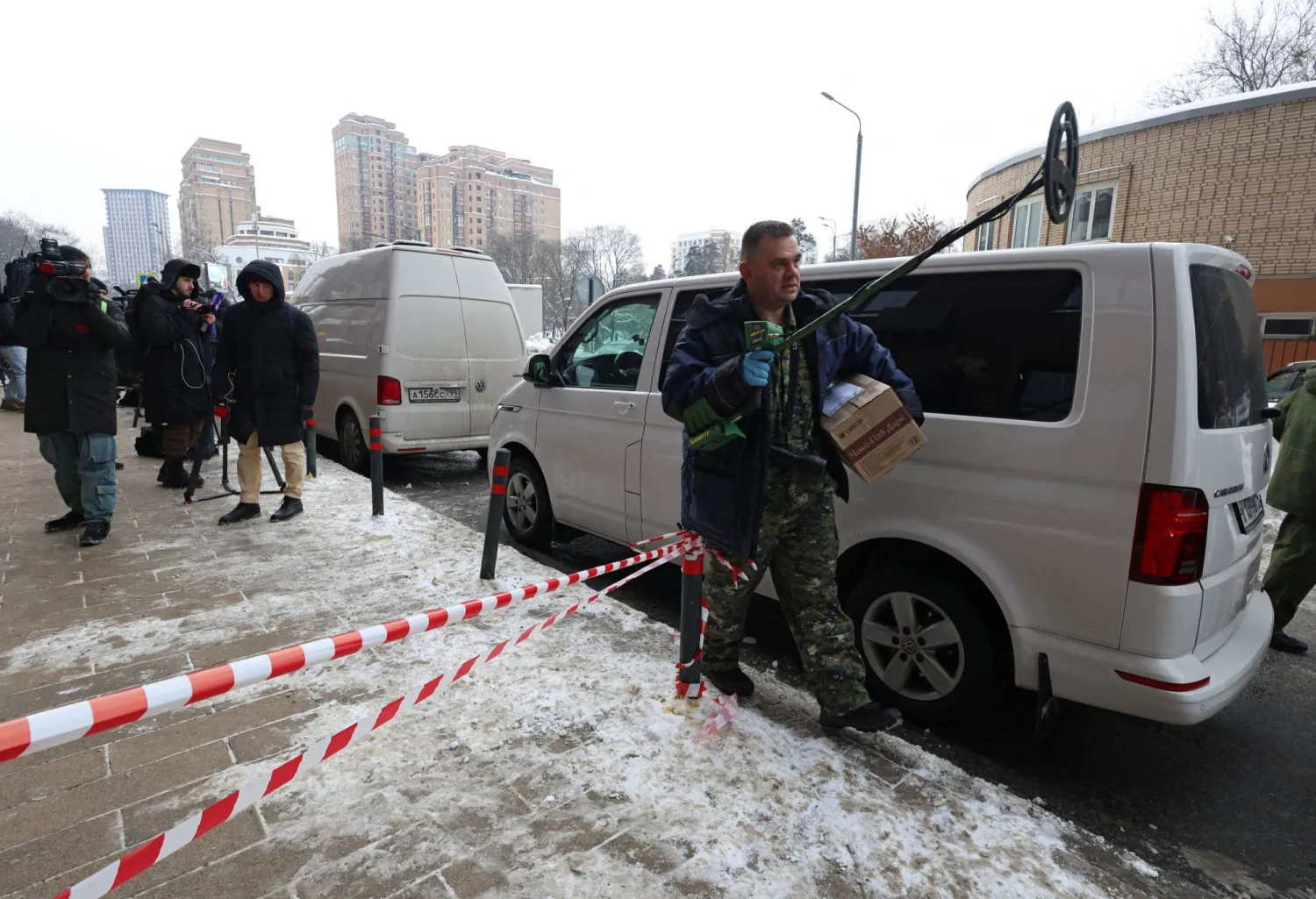 An investigator works outside a residential building where the assassination attempt on Russian Lieutenant General Vladimir Alexeyev took place in Moscow, Russia February 6, 2026. REUTERS/Anastasia Barashkova