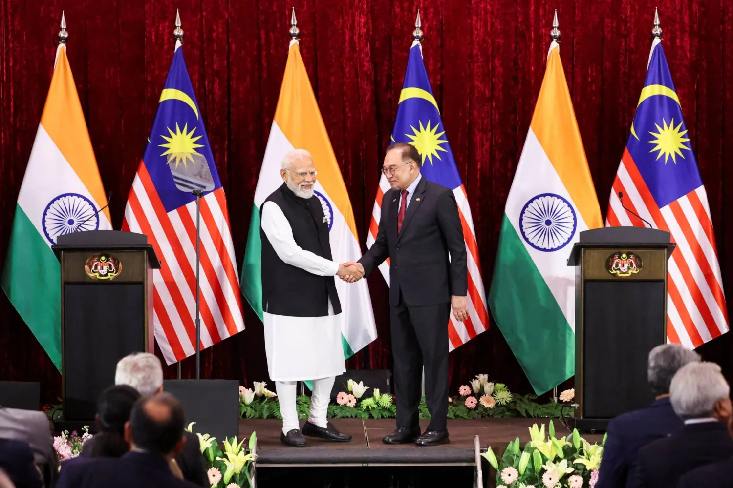 رئيس الوزراء الهندي ناريندرا مودي يصافح نظيره الماليزي أنور إبراهيم خلال مؤتمر صحافي في ماليزيا 8 فبراير 2026 (رويترز)