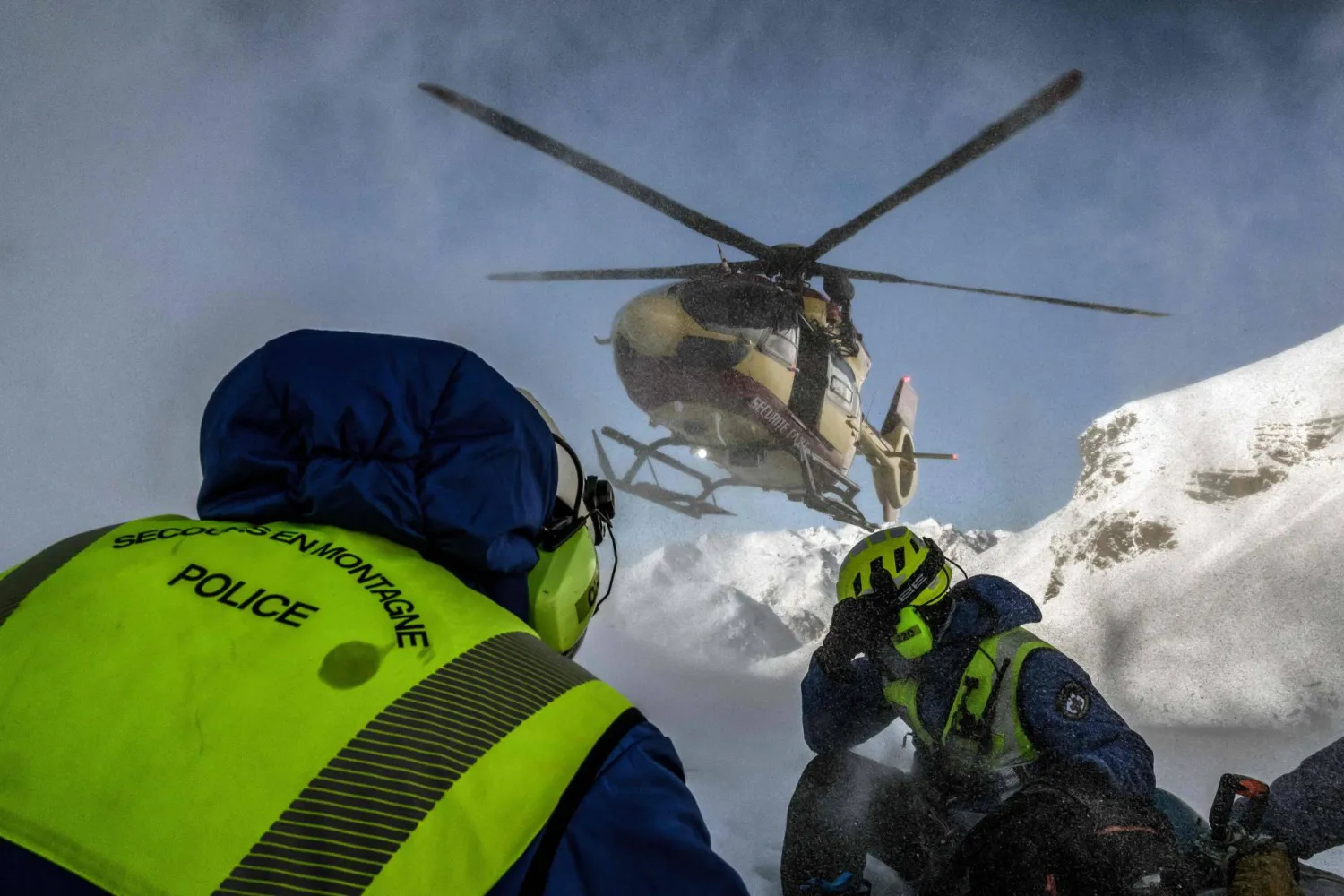 Members of the CRS Alpes Grenoble mountain rescue team prepare to board a Securite Civile helicopter (emergency management) after after an avalanche emergency response rescue mission in an off-piste area of the Ecrins massif, French Alps on January 29, 2026. (Photo by JEFF PACHOUD / AFP)
