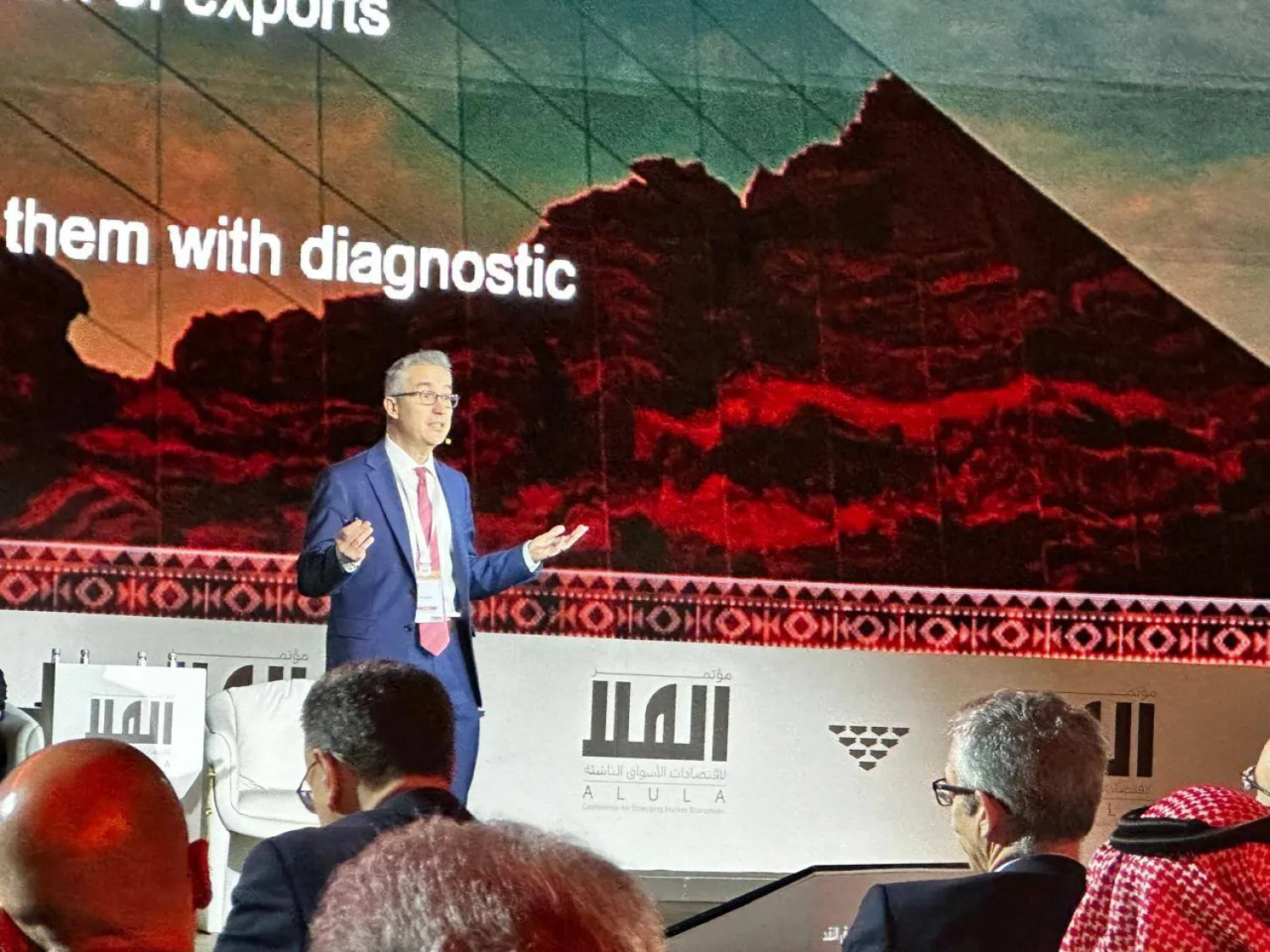 البروفسور بول أنتراس يتحدث إلى الحضور بإحدى الجلسات الحوارية في مؤتمر العلا (الشرق الأوسط)