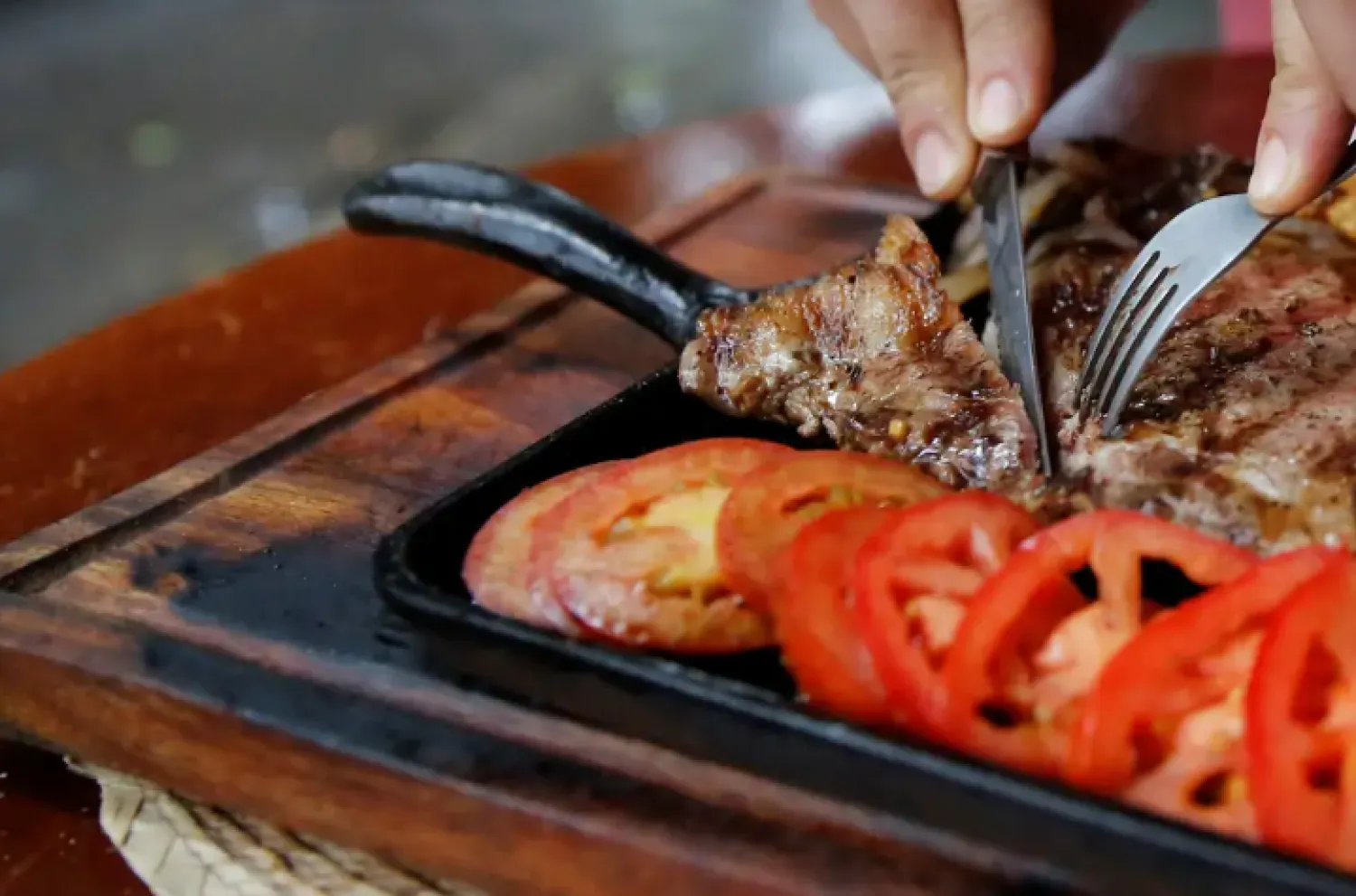 تتميز حمية «الكيتو» بارتفاع نسبة الدهون (رويترز)