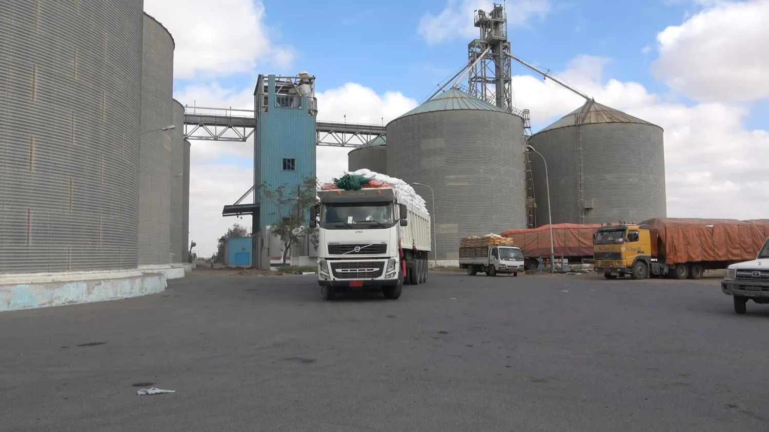 أسعار الغذاء انخفضت بنسبة 20 % في مناطق سيطرة الحكومة اليمنية (إعلام محلي)
