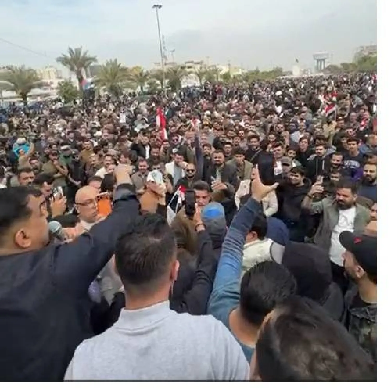 لقطة من فيديو للتجار المتظاهرين في بغداد احتجاجاً على الرسوم الجمركية الجديدة (الشرق الأوسط)