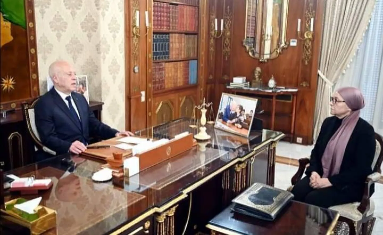 الرئيس التونسي قيس سعيّد في اجتماع مع وزيرة العدل ليلى جفال (صفحة الرئاسة التونسية)