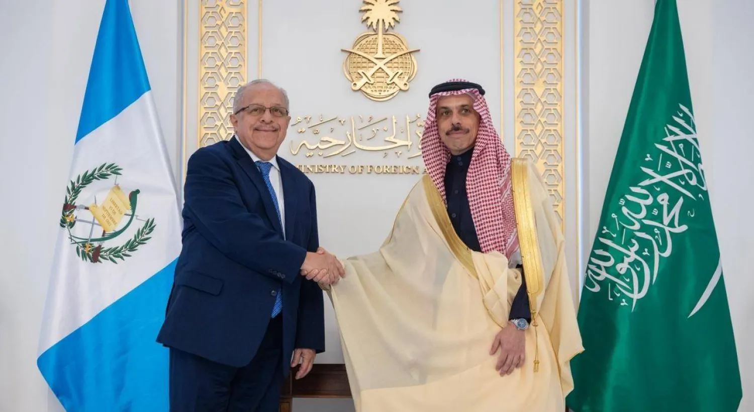 وزير الخارجية السعودي الأمير فيصل بن فرحان مرحباً بوزير خارجية غواتيمالا كارلوس راميرو مارتينيز في الرياض (واس)