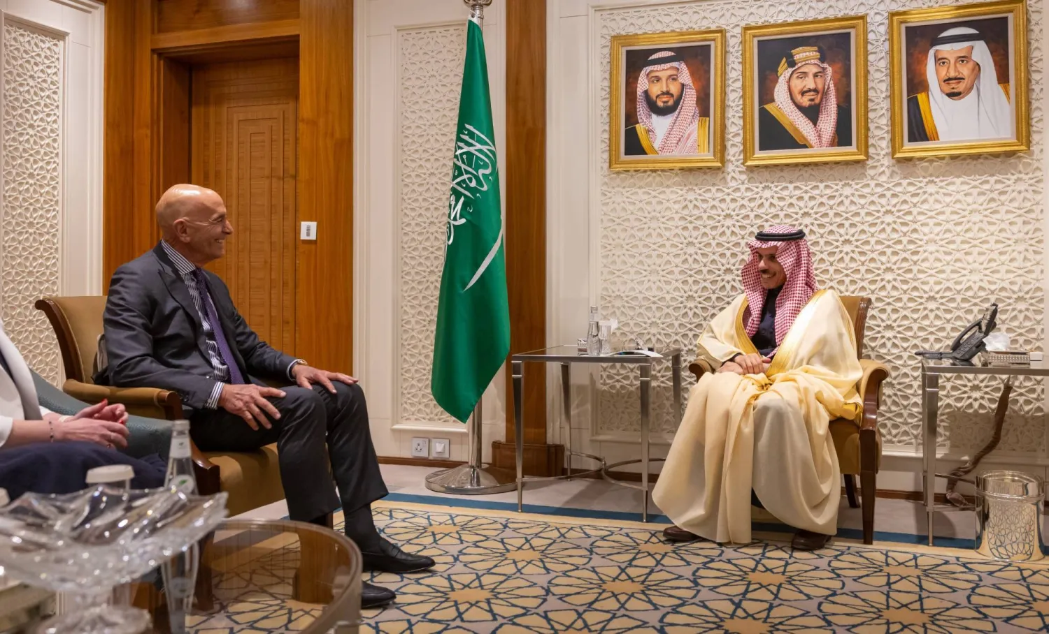 الأمير فيصل بن فرحان وزير الخارجية السعودي خلال استقباله توم برَّاك المبعوث الأميركي إلى سوريا في الرياض (واس)