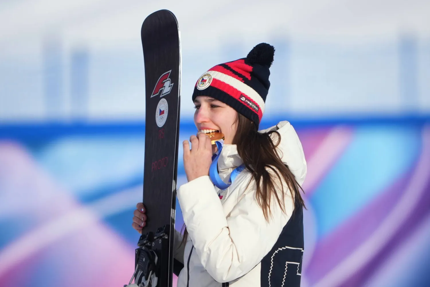 المتزلجة الشابة زوزانا ماديروفا (أ.ب)