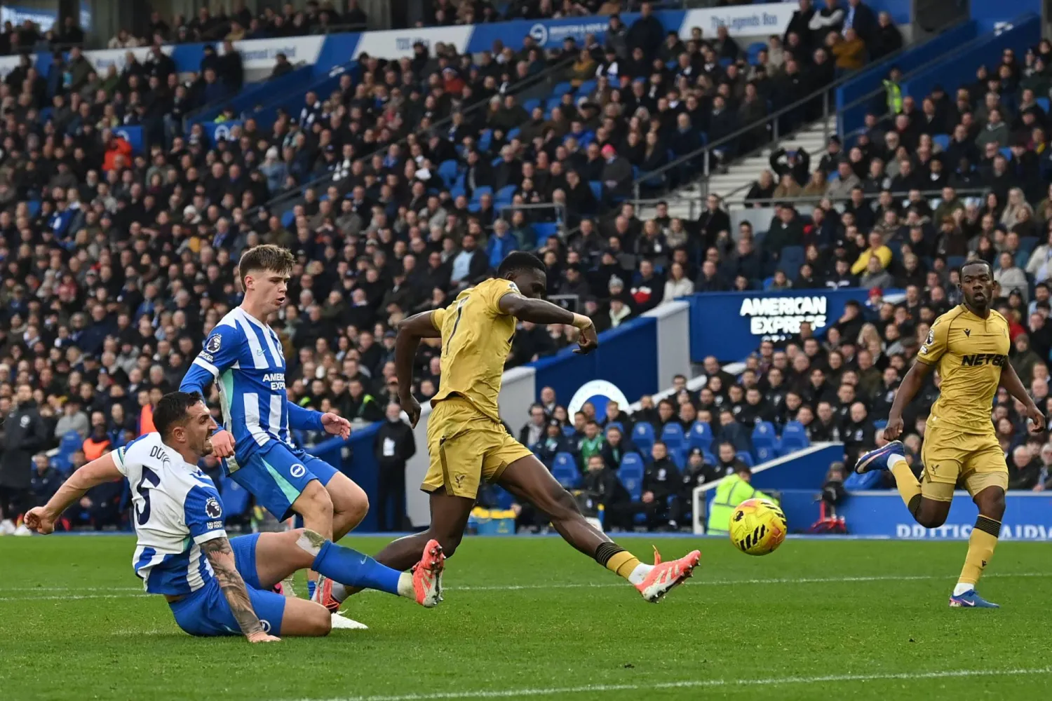 إسماعيلا سار لحظة تسجيله هدف كريستال بالاس الوحيد (أ.ف.ب)