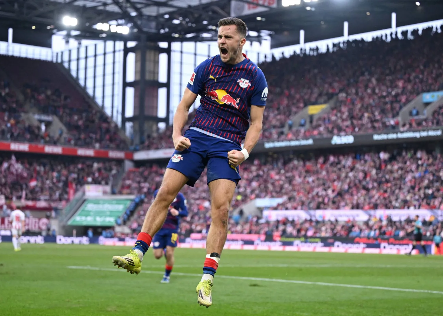 كريستيوف باومغارتنر يحتفل بهدفه الأول في مرمى كولن (رويترز)